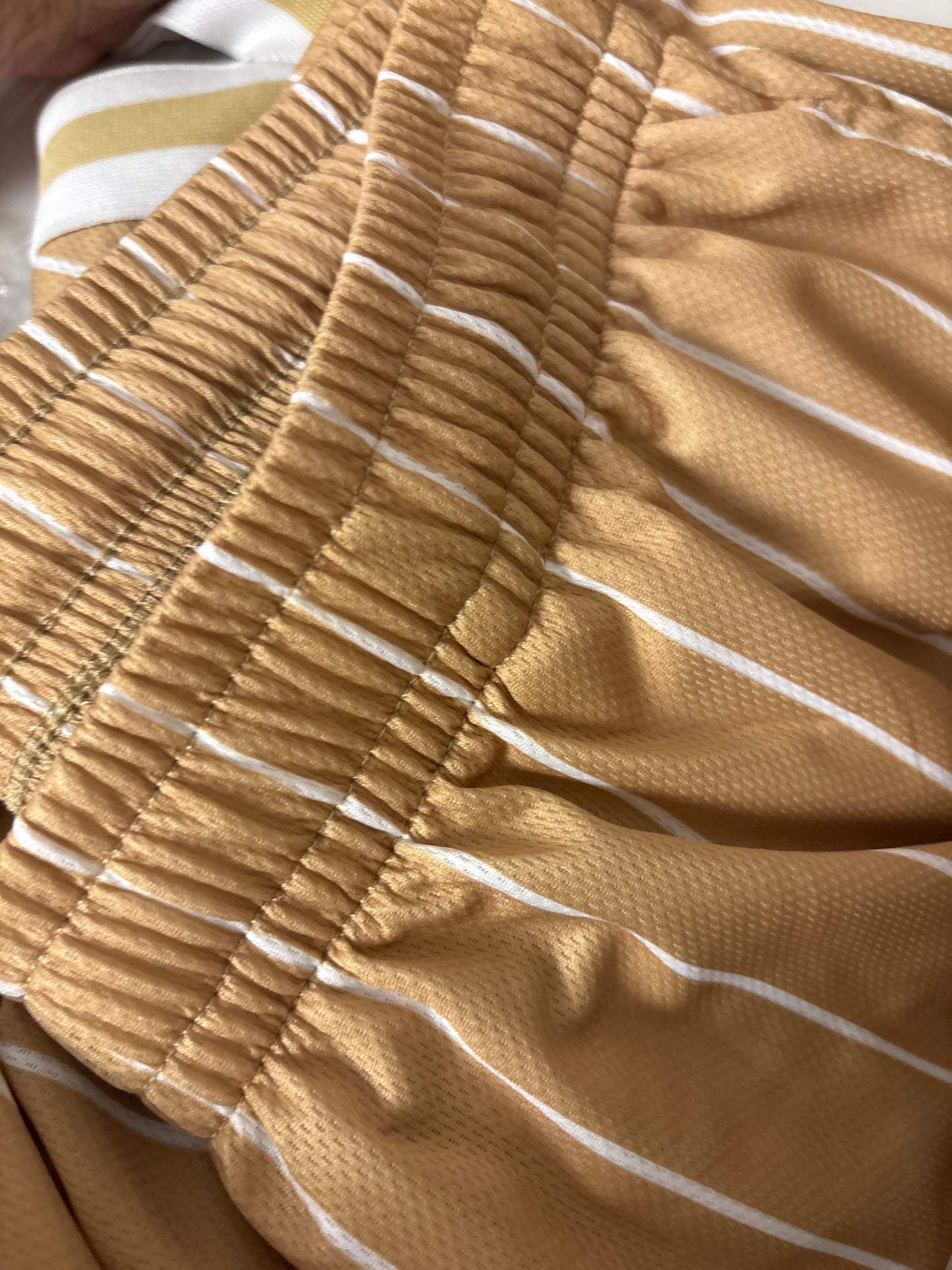 Karl Kani kurze Hose, Größe M in beige