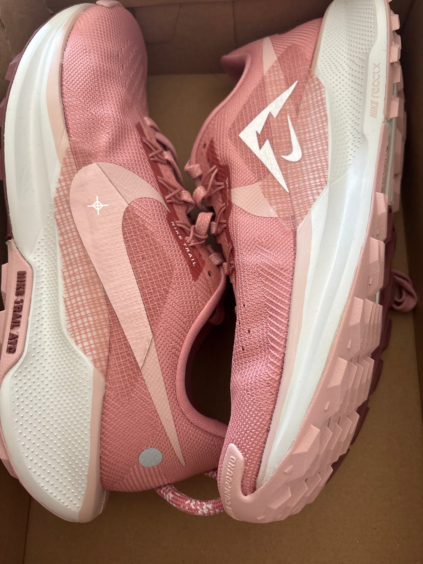 Nike Reactx Pegasus Trail 5 in rosa/weiss, Größe 42