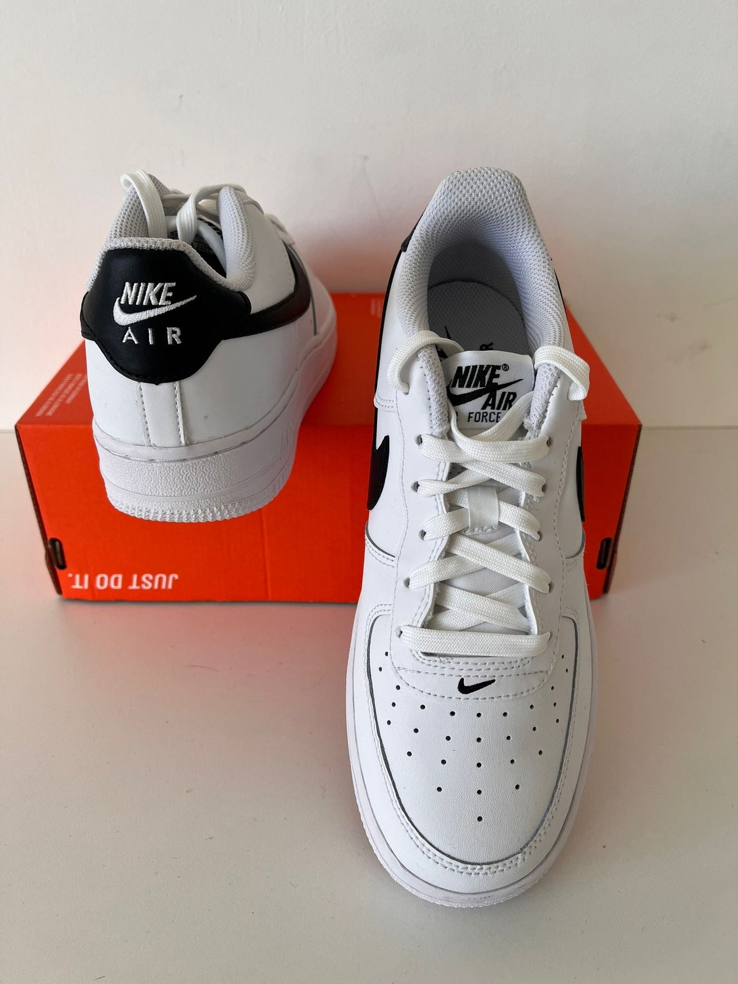 Nike Airforce 1 in weiss mit schwarzem Logo, Größe 35,5