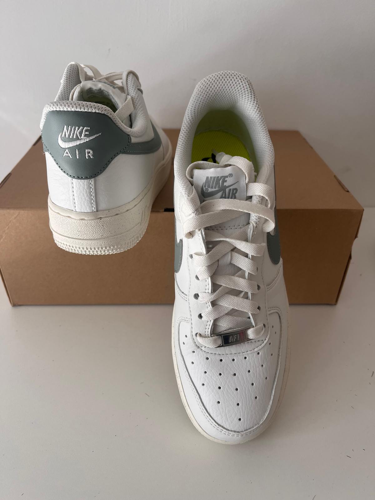 Nike Air Force 1 weiss mit grauem Nike Zeichen, Größe 38,5