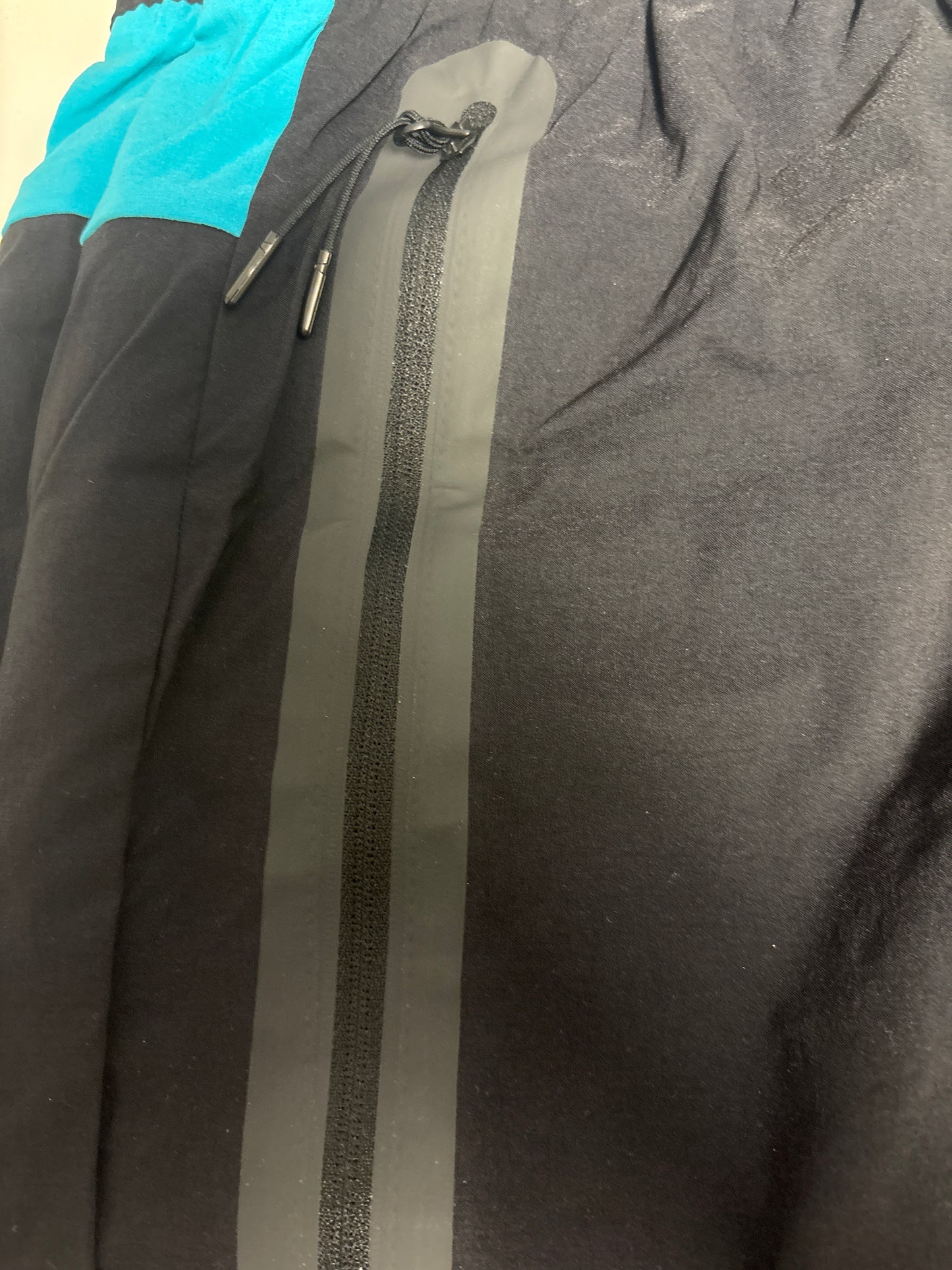 Nike Techhose kurz in Türkis/schwarz, Größe L