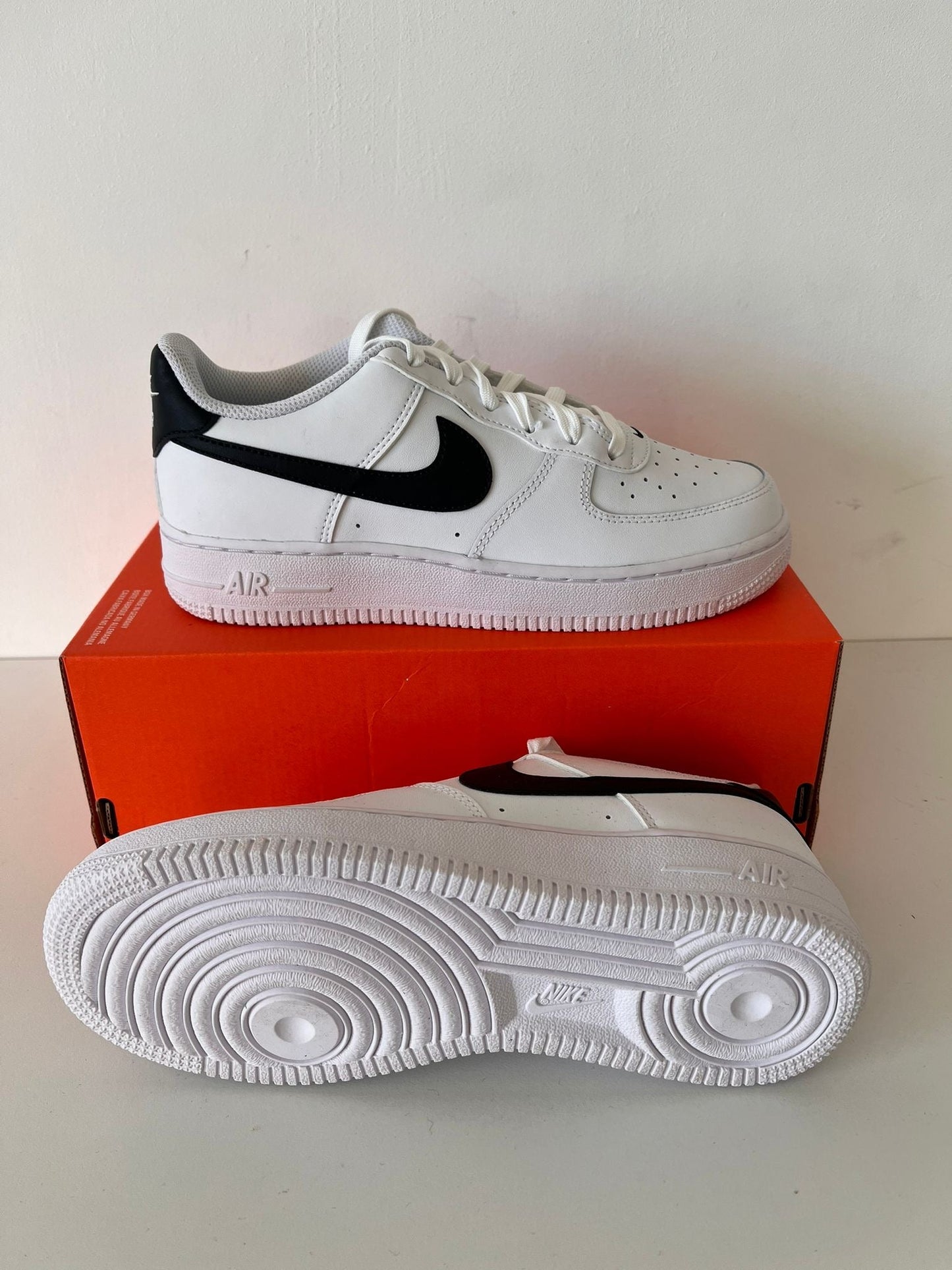 Nike Airforce 1 in weiss mit schwarzem Logo, Größe 35,5