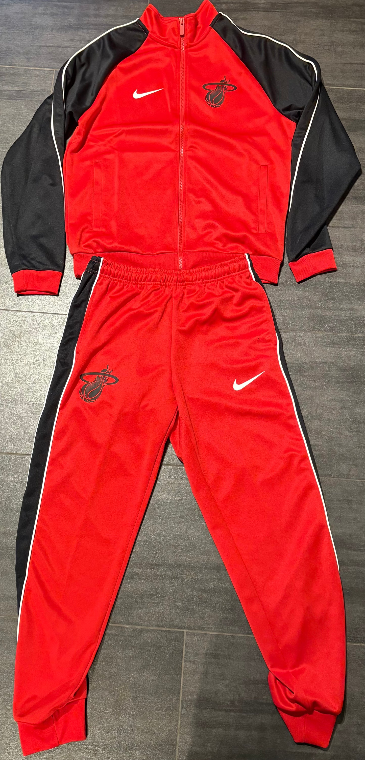 Nike NBA Jogginganzug Miami Heat, Größe S in rot/schwarz