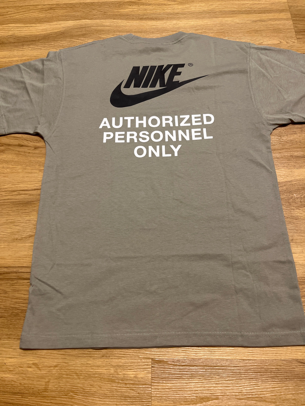 Nike Tshirt „Authorized Personnel Only“ in khaki-grün, Größe wählbar