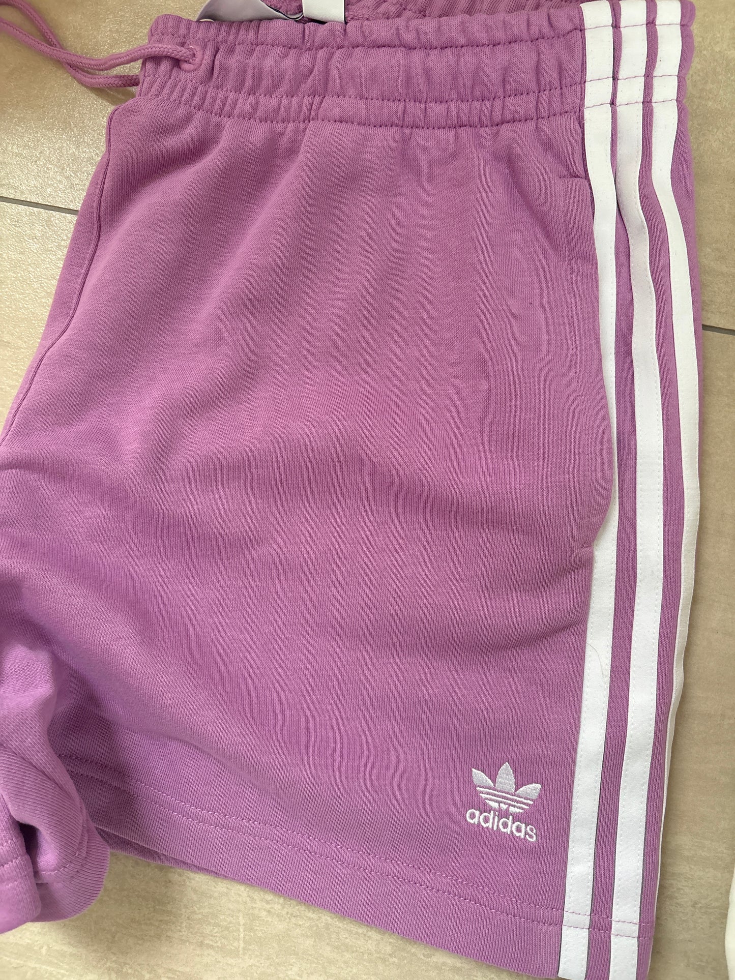 Adidas kurze Damen Hose, Flieder, Größe S