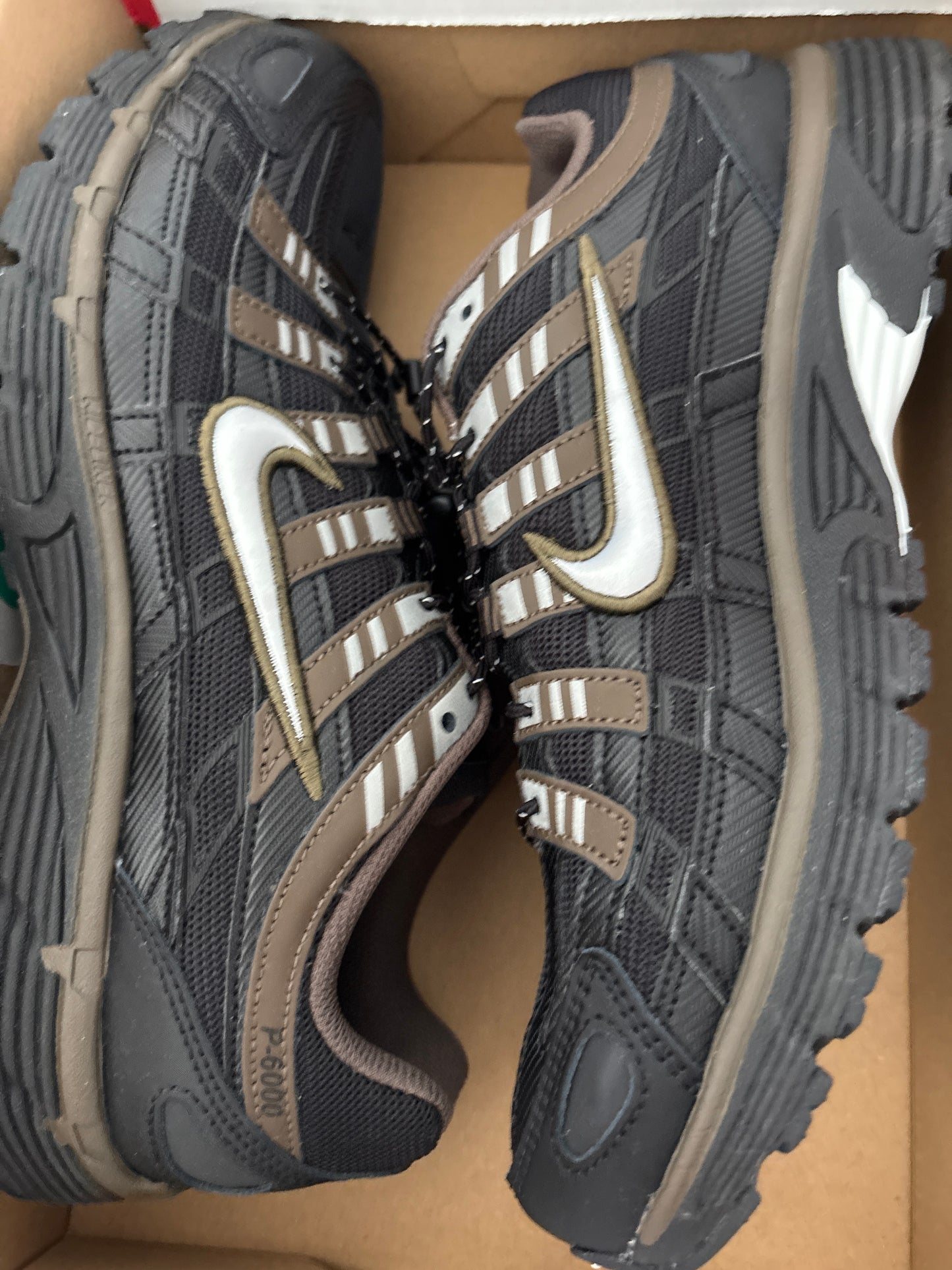 Nike P 6000 in schwarz/dunkelgrün, Größe 44
