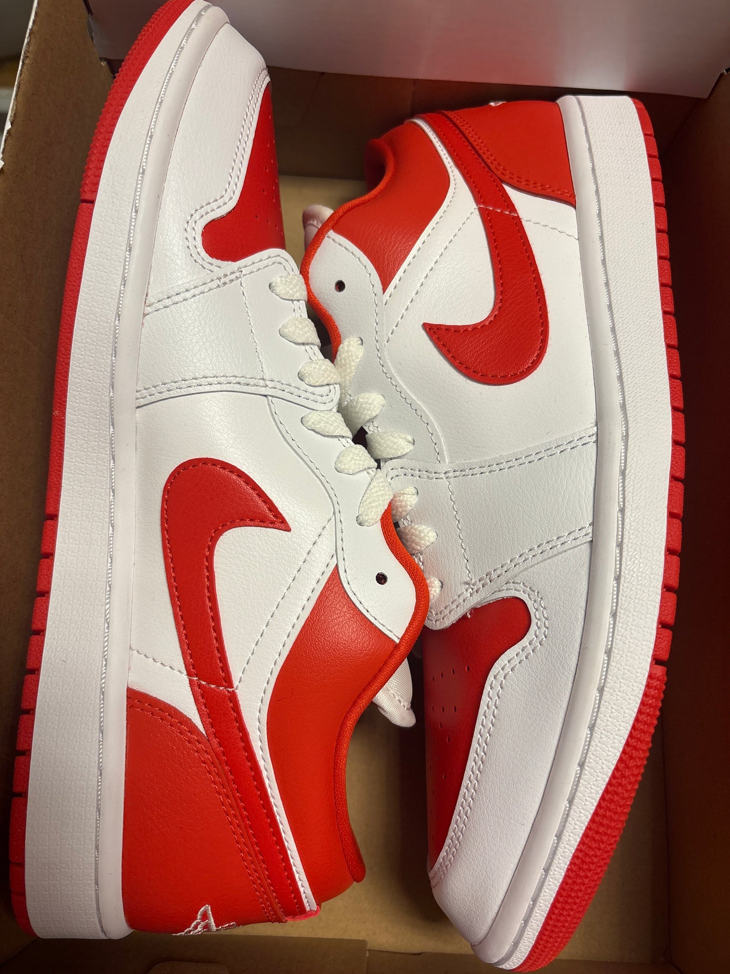 Nike Air Jordan 1 Low in rot/weiss, Größe 44