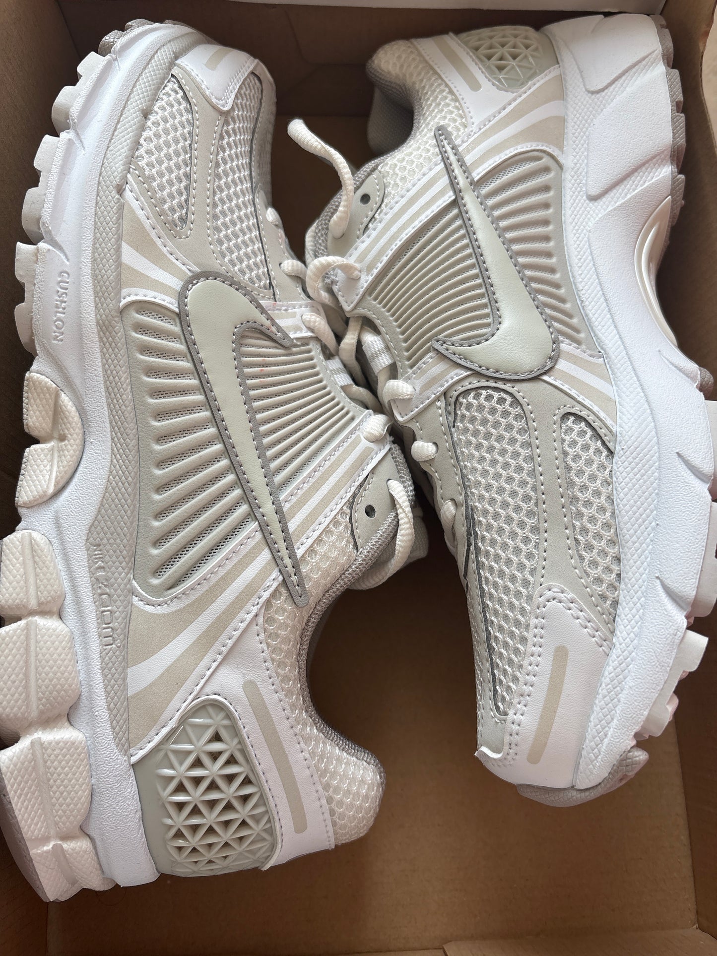 Nike Zoom Vomero 5 in grau/beige, Größe 41