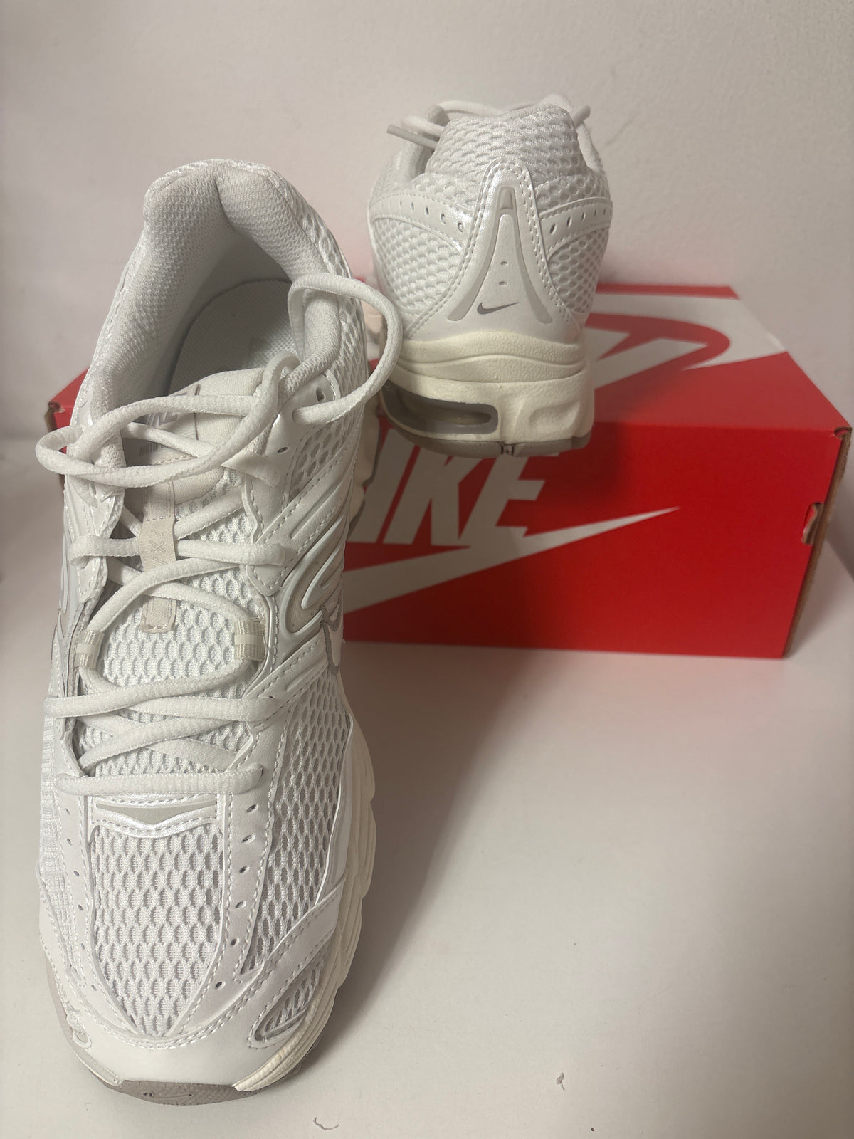 Nike Air Max Moto 2K in weiß/creme, Größe wählbar
