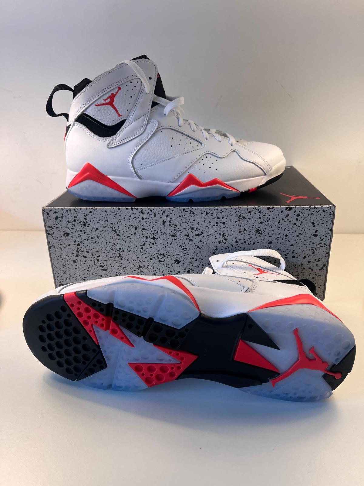 Nike Air Jordan 7 Retro, weiss/schwarz/orange, Größe wählbar