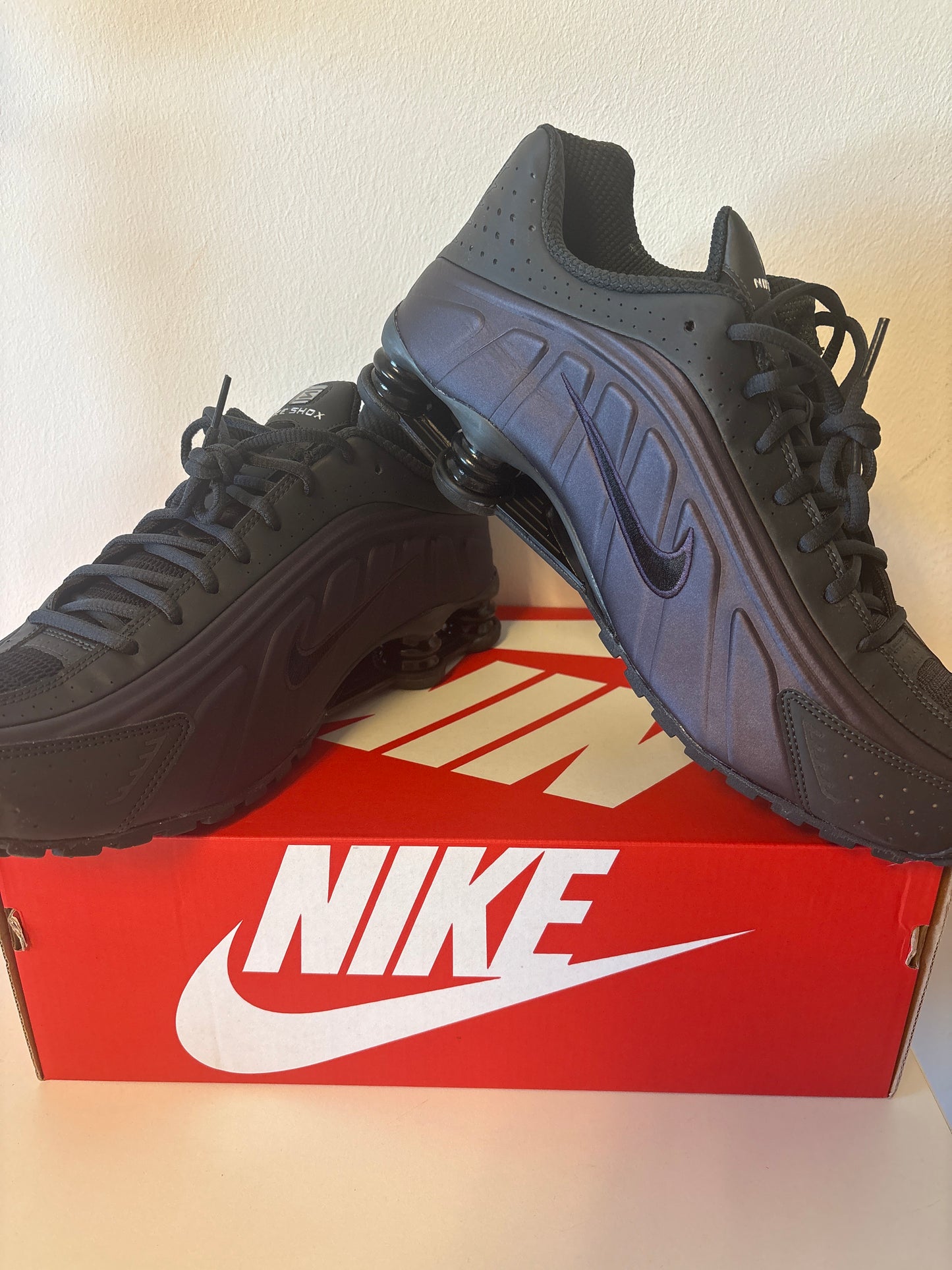Nike Shox R4 in dunkellila, Größe wählbar