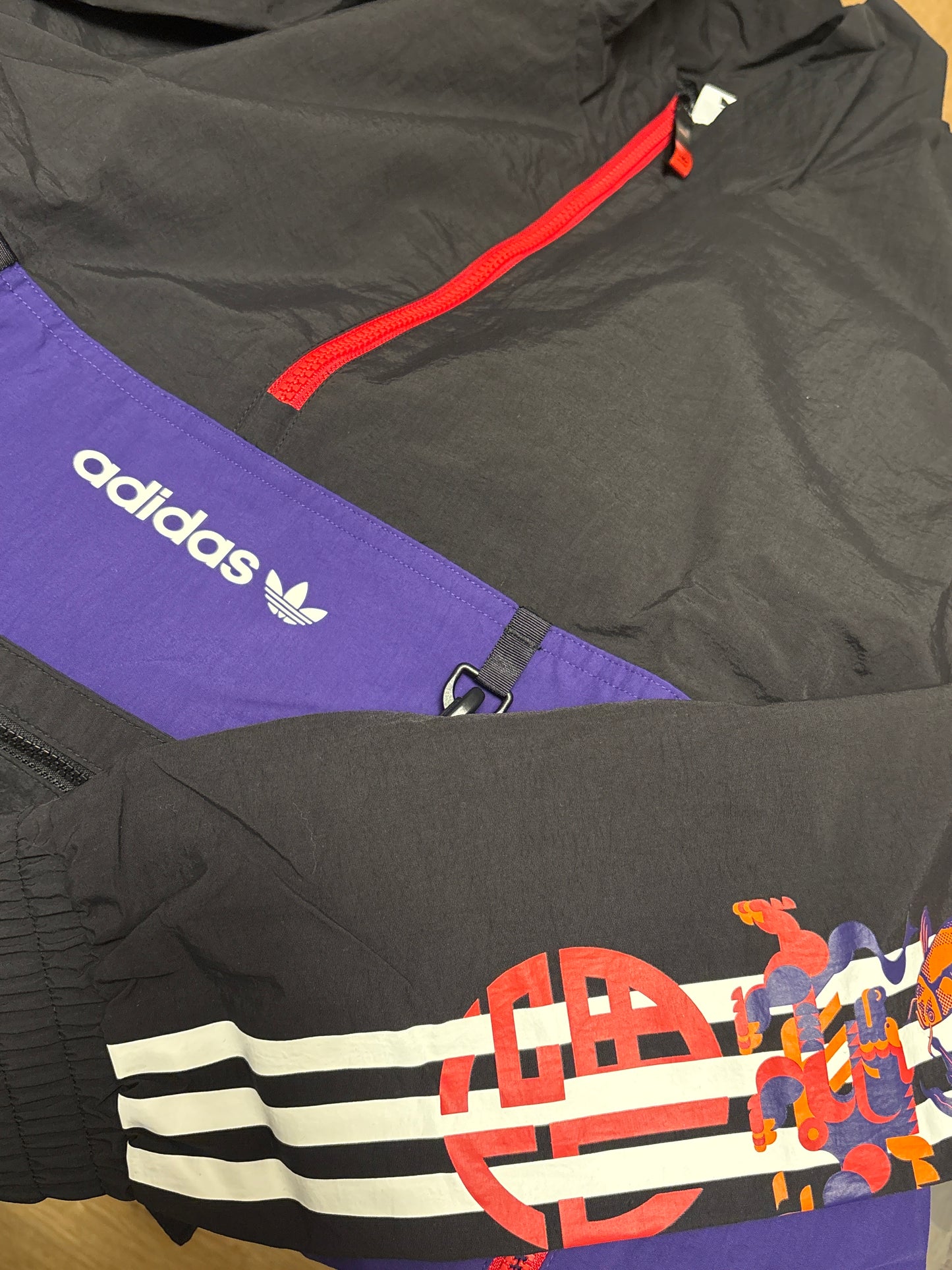 Adidas Windbreaker in lila/schwarz/rot mit asiatischen Details, Größe wählbar
