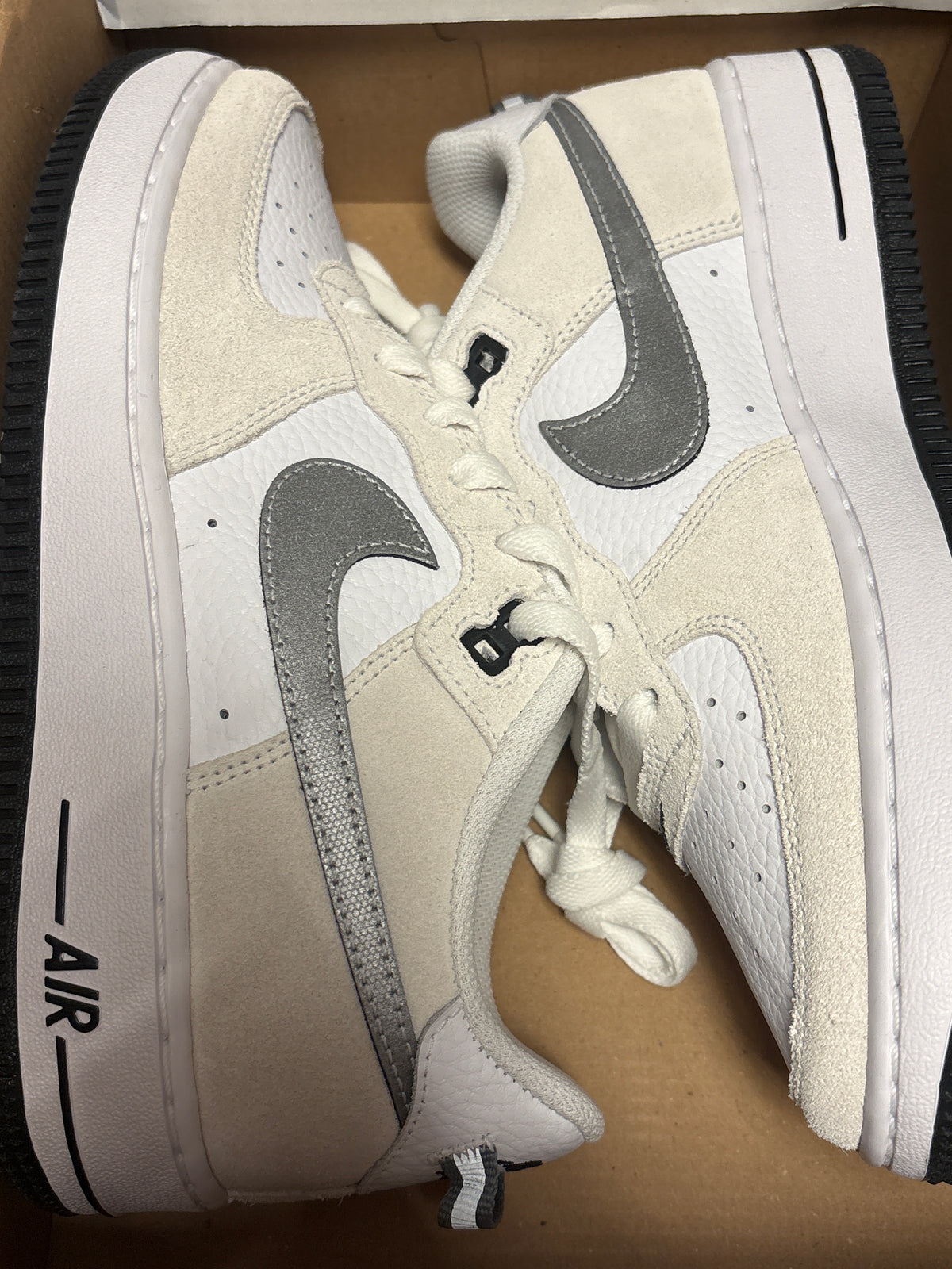 Nike Air Force 1 LV8 in weiß/creme/grau/schwarz, Größe 38,5