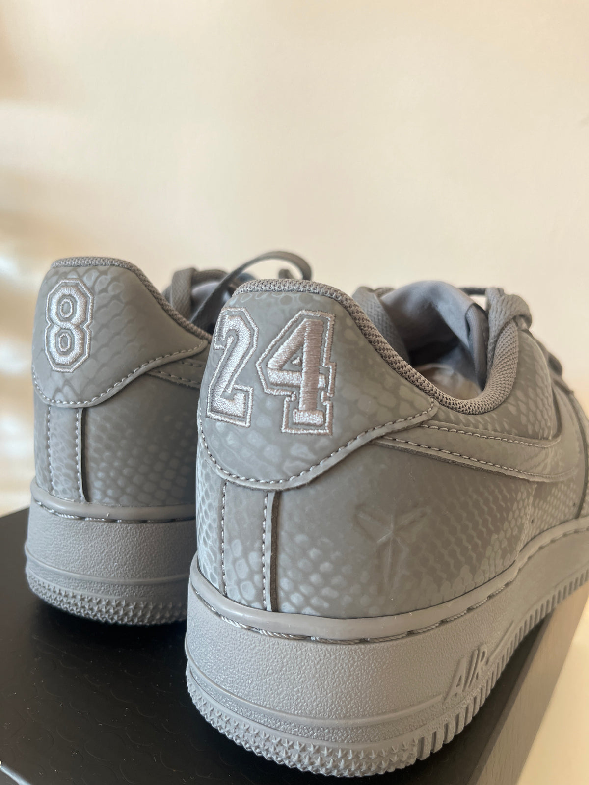 Nike Air Force 1 x Kobe in grau „Mamba Forever“, Größe wählbar