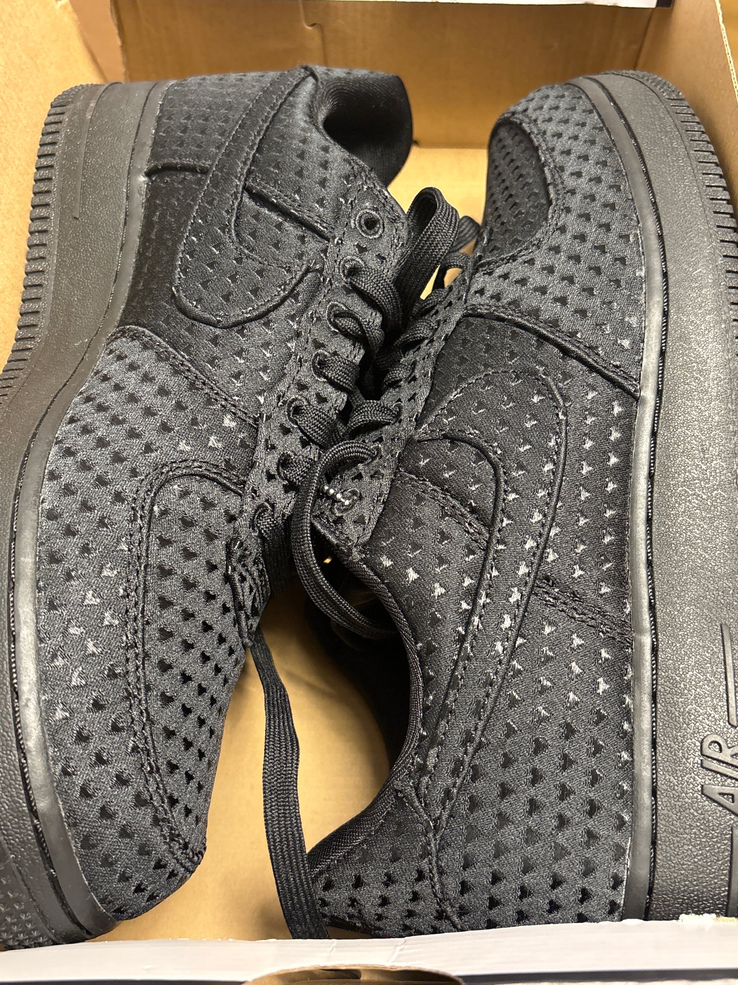 Nike Air Force 1 Retro in schwarz mit glänzenden Herzen, Größe 42
