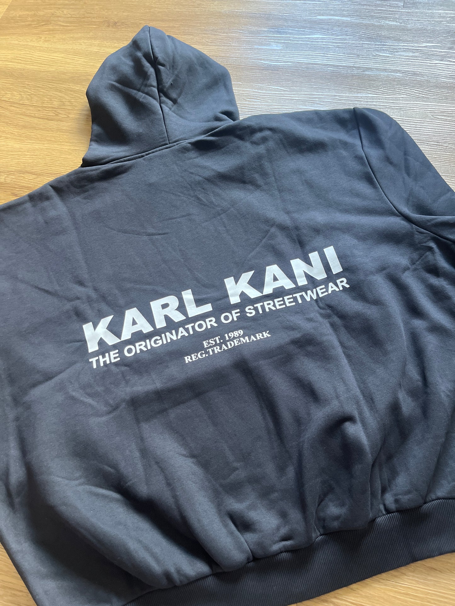 Karl Kani Hoodie in schwarz mit Backprint, Größe wählbar