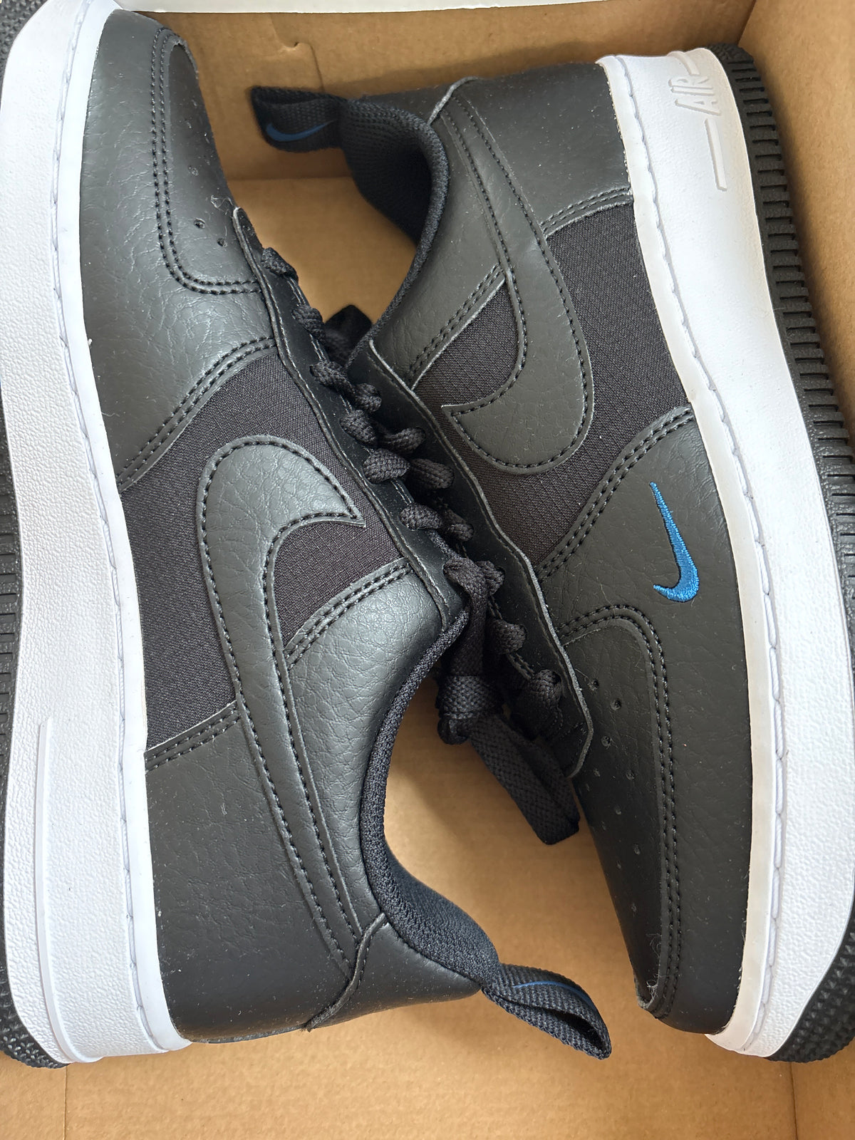 Nike Air Force 1 in schwarz/weiß,blaue Akzente, Größe 38,5