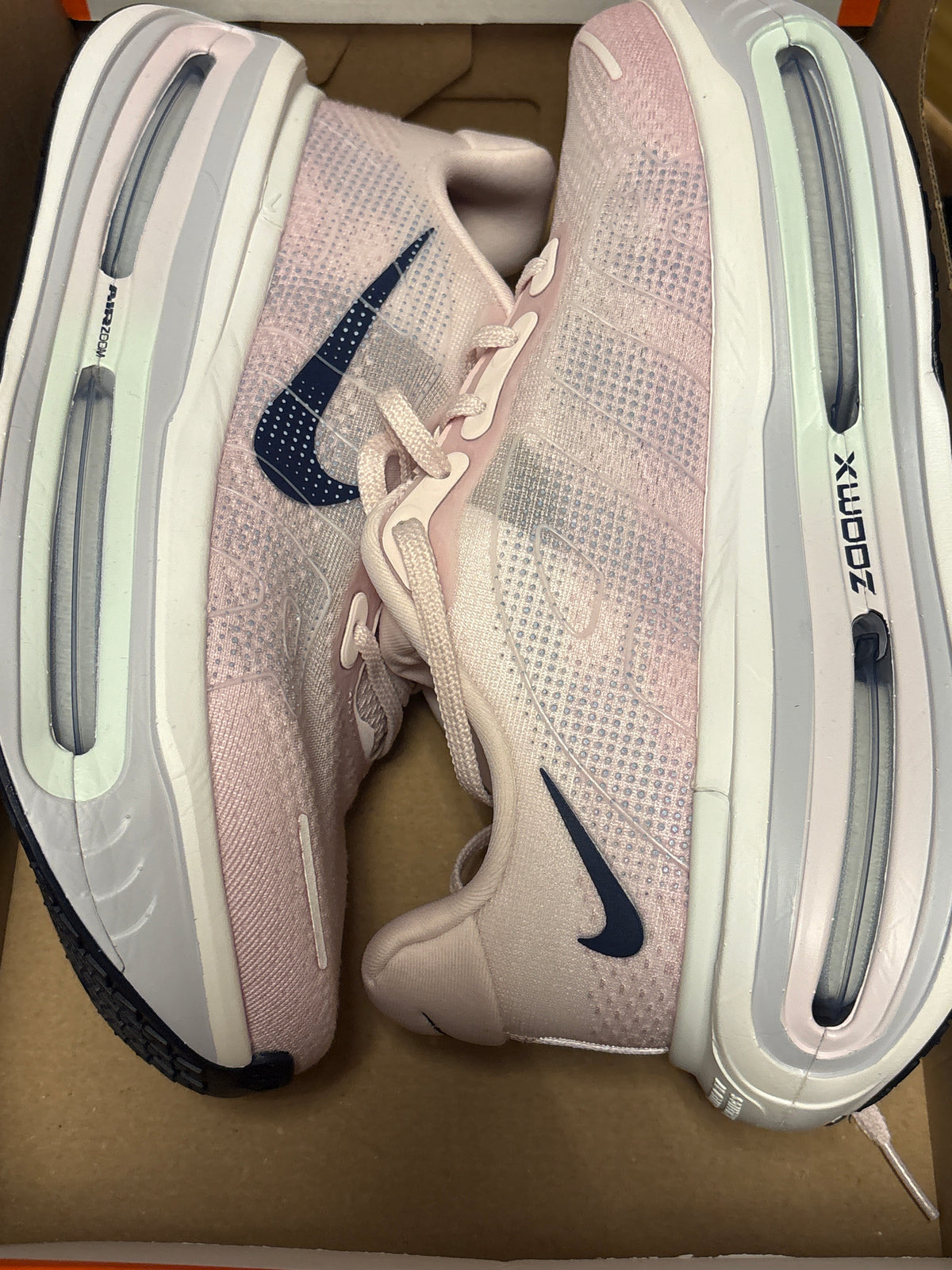 Nike Vomero Premium in rosa/flieder/blau/weiß, Größe 40
