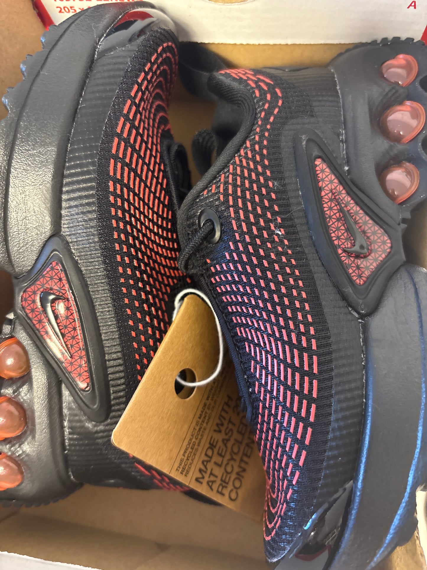 Nike Air Max DN in rot/schwarz, Gr. 26