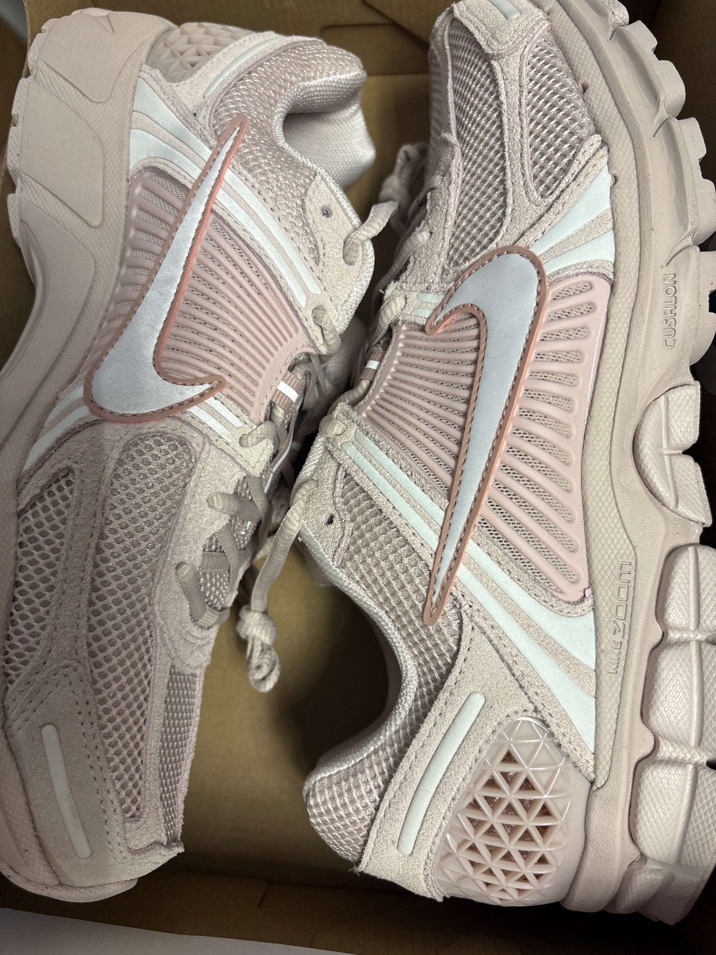 Nike Zoom Vomero 5, Größe 44, in altrosa