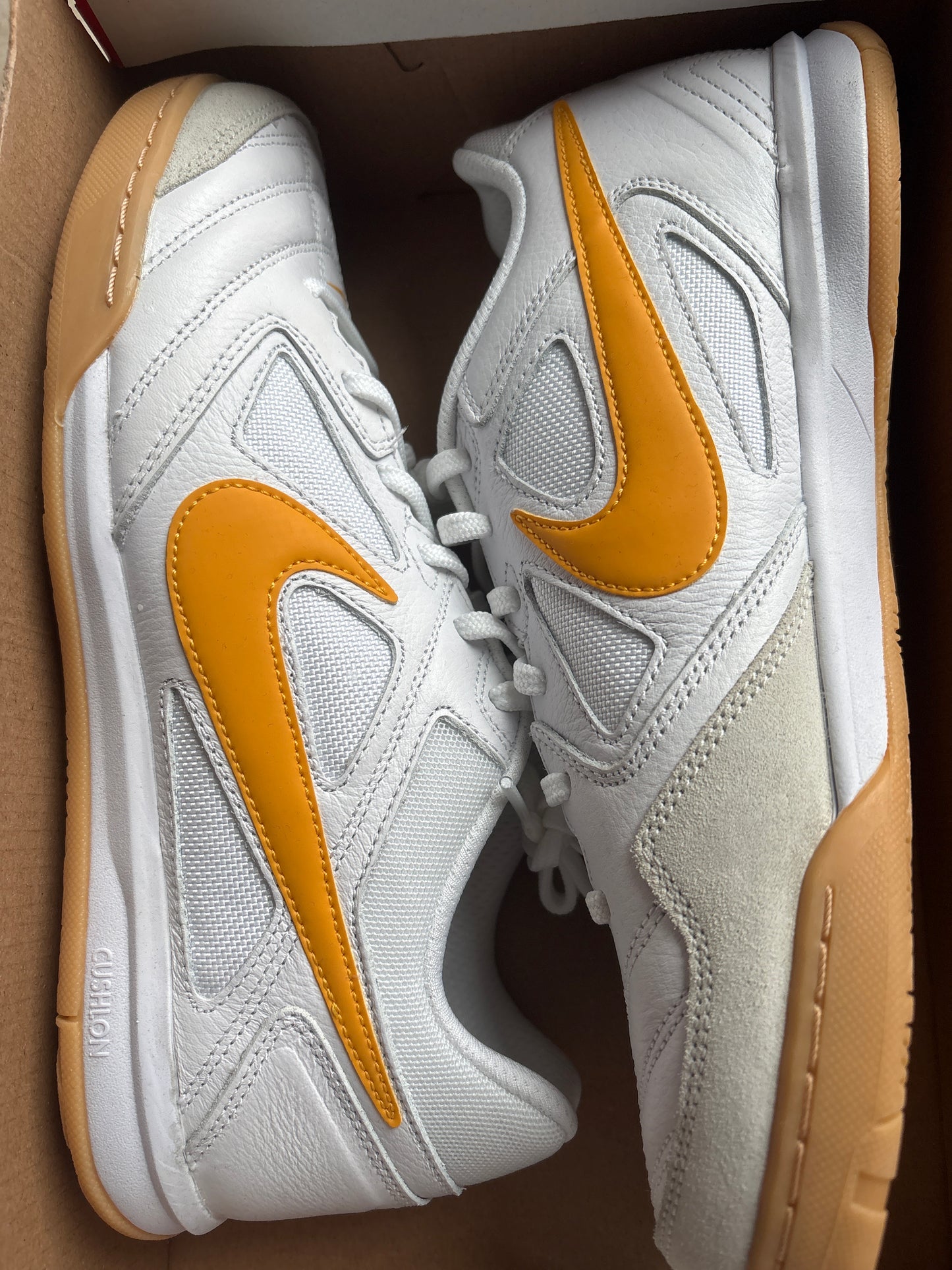 Nike Gato, weiss/gelb in Größe 33,5