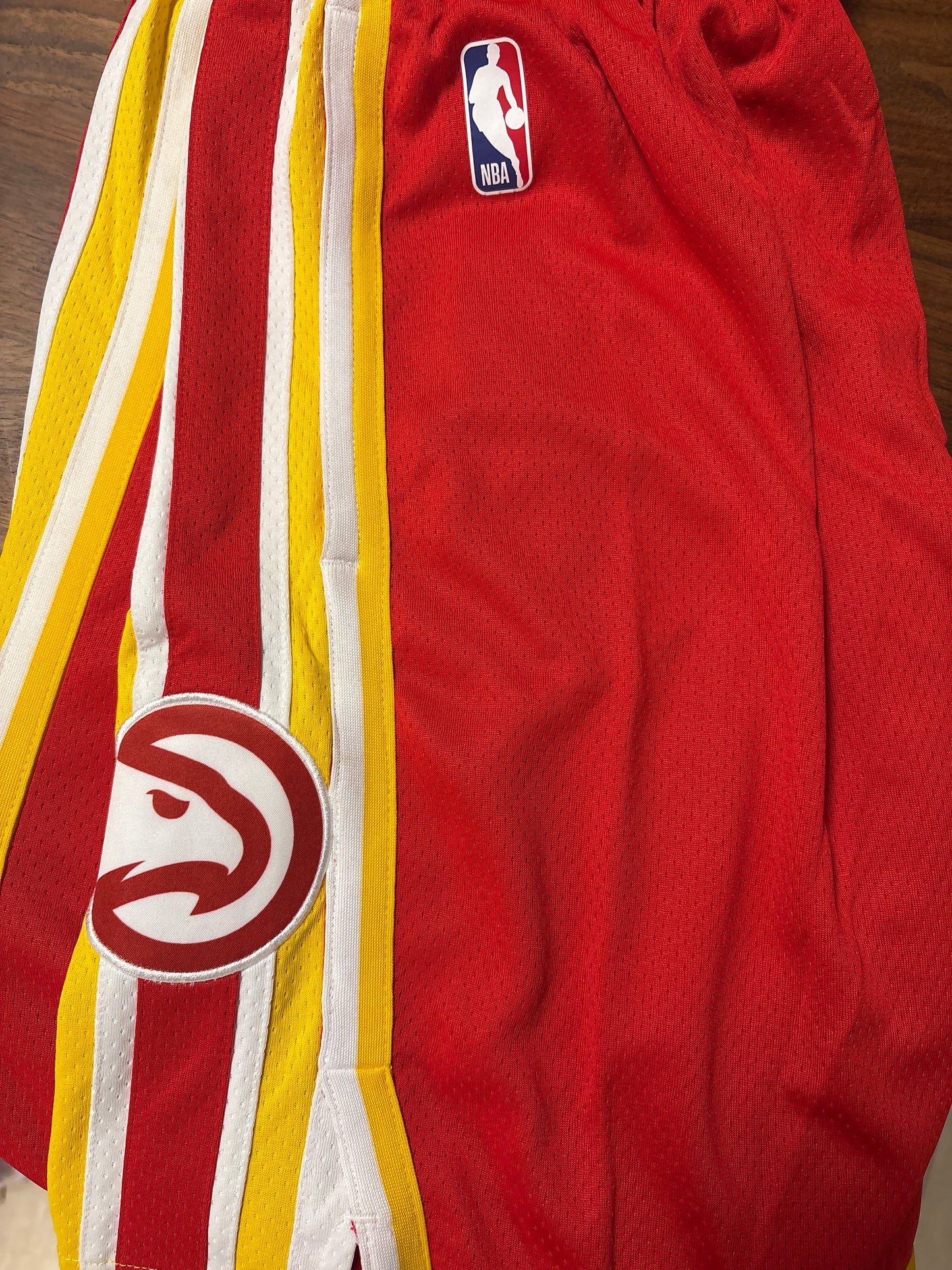 Nike kurze NBA Hose Atlanta Hawks , weiss/gelb/rot, Größe wählbar