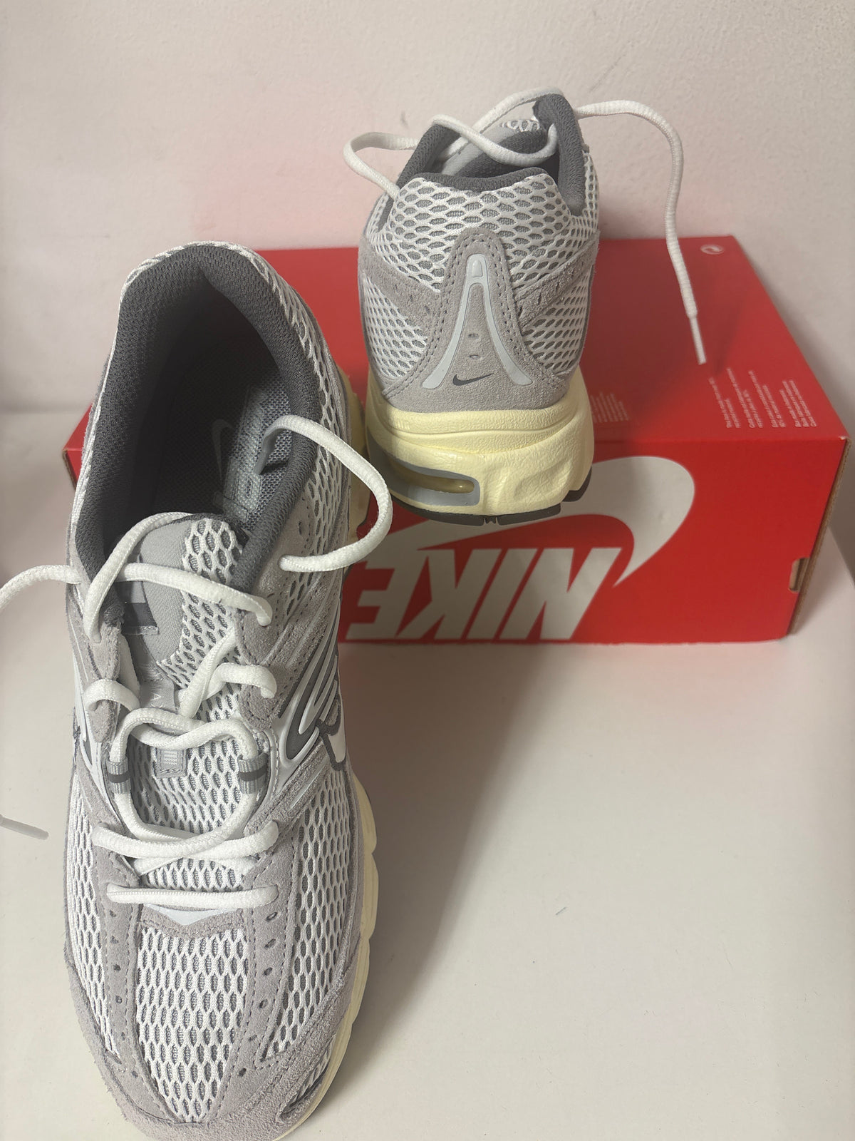 Nike Air Max Moto 2K in grau/hellgrau, Größe wählbar
