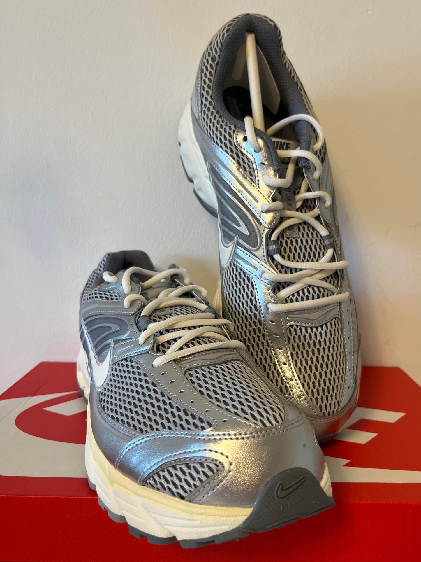 Nike Air Max Moto 2K in grau/silber/weiß, Größe 48,5