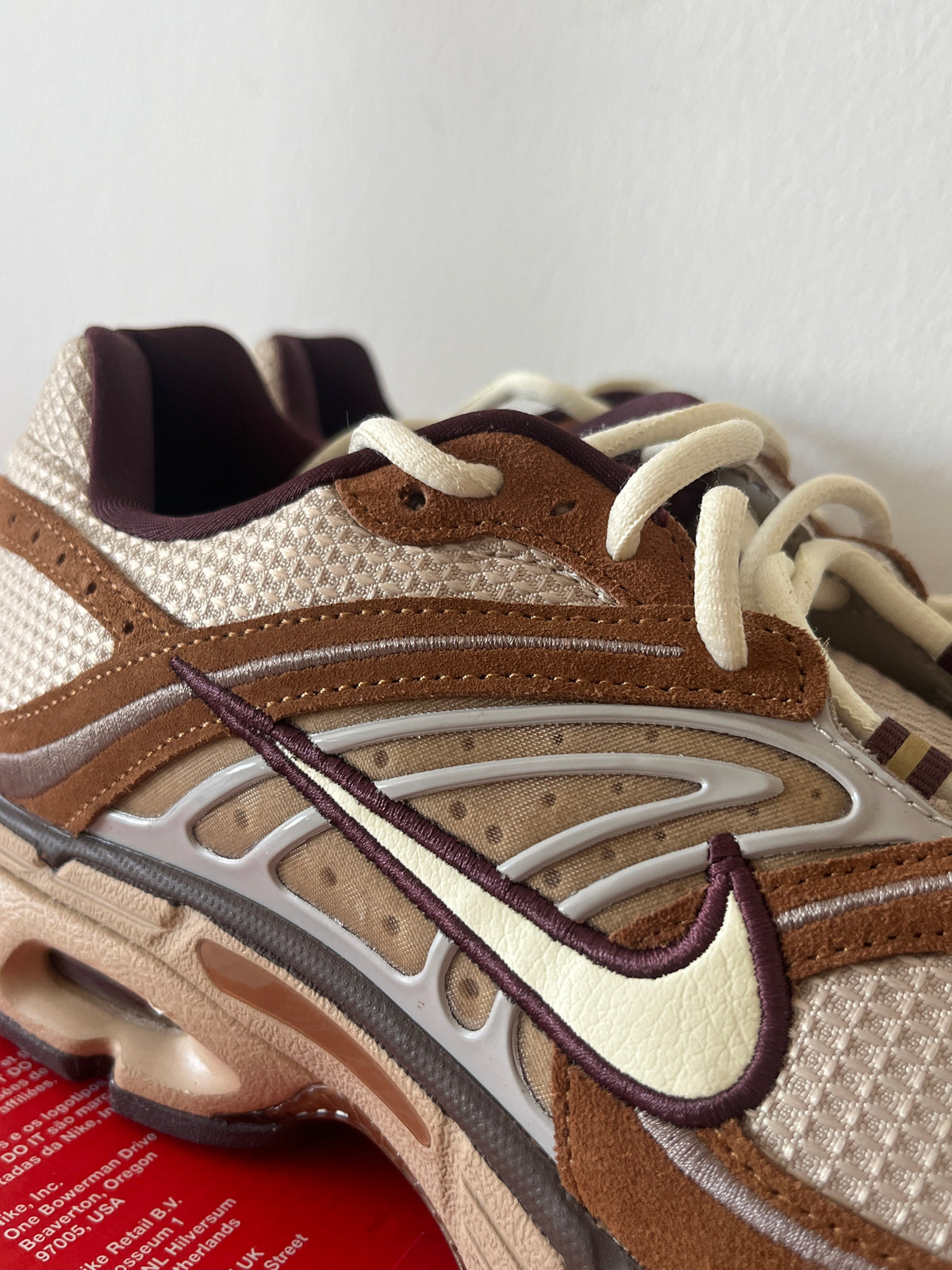 Nike Air Max Moto 2K in brauntöne/creme mit Brombeere Details, Größe 44