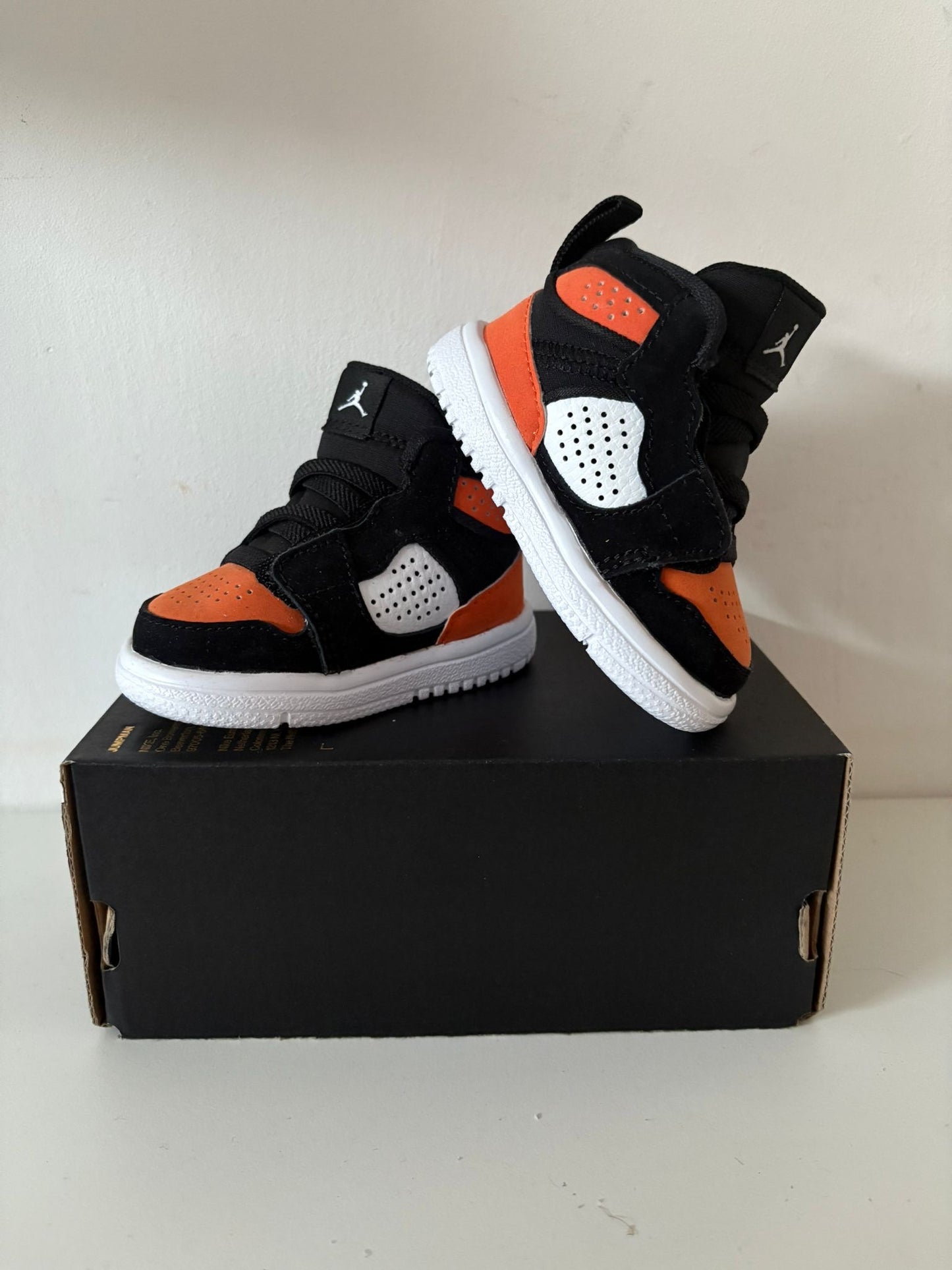 Nike Jordan Access in schwarz/weiss/orange, Gr. 17