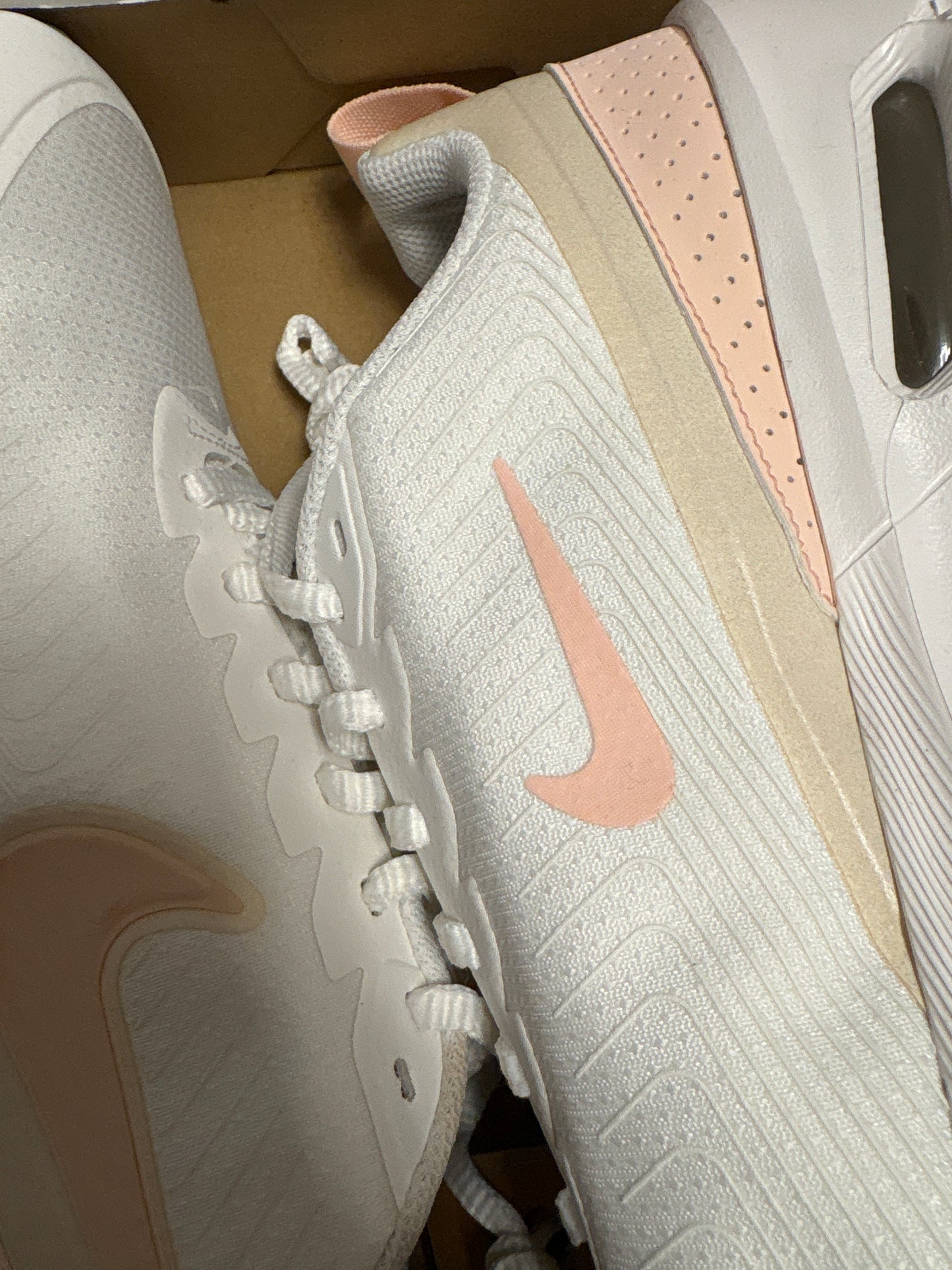 Nike Air Max Nuaxis, Lachs/weiss, Größe wählbar