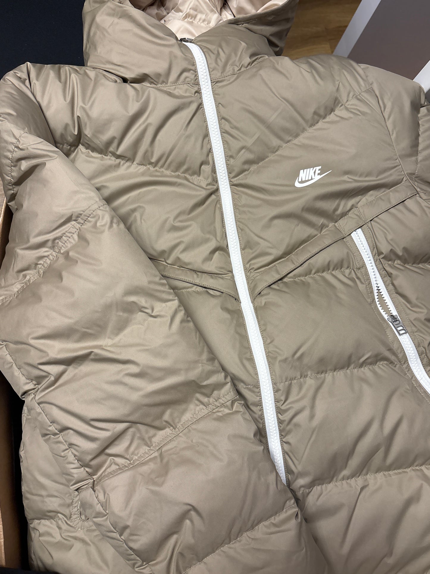 Nike Herren Wintermantel in beige/weiß, Größe S
