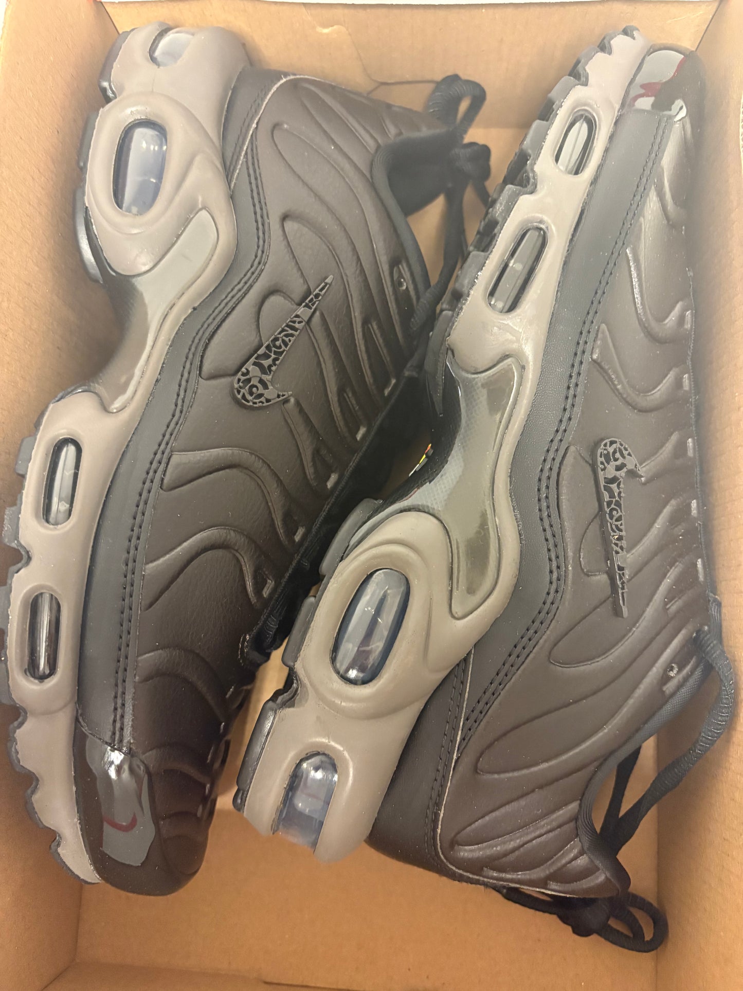 Nike Air Max Plus TN in dunkelbraun, Gr. 44