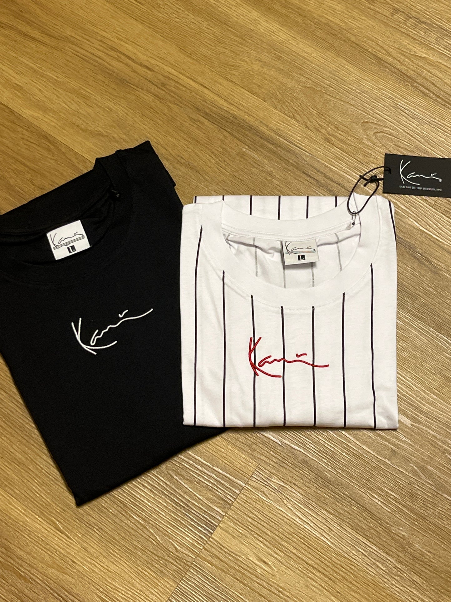 Karl Kani Tshirts 2er Set in weiß/schwarz/rot und schwarz, Größe L