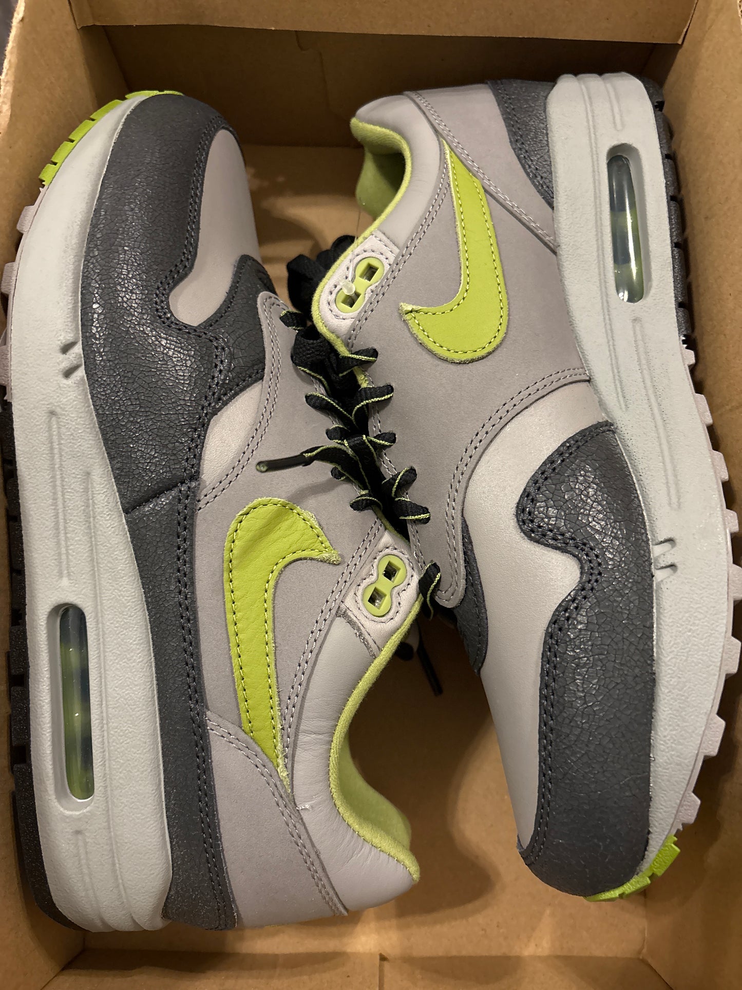 Nike Air Max 1 verschiedene Grautöne/grün, Gr. 41