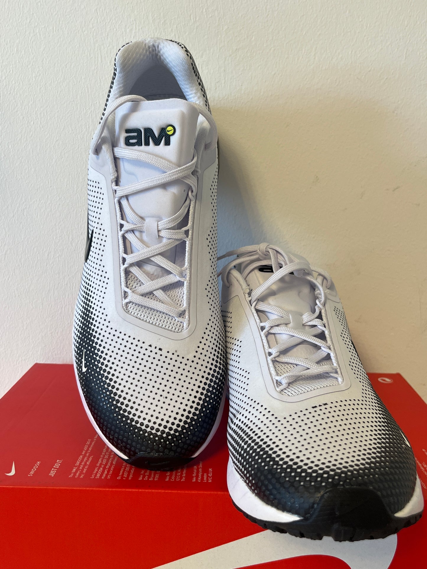 Nike Air Max Phoenix in weiß/schwarz, Größe 42,5