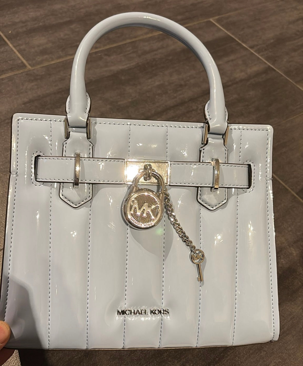 Michael Kors Hamilton Tasche klein in hellblau glänzend
