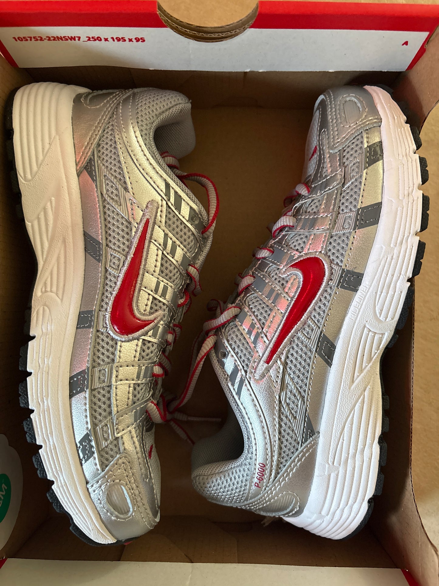 Nike P-6000, rot/silber, Größe 33