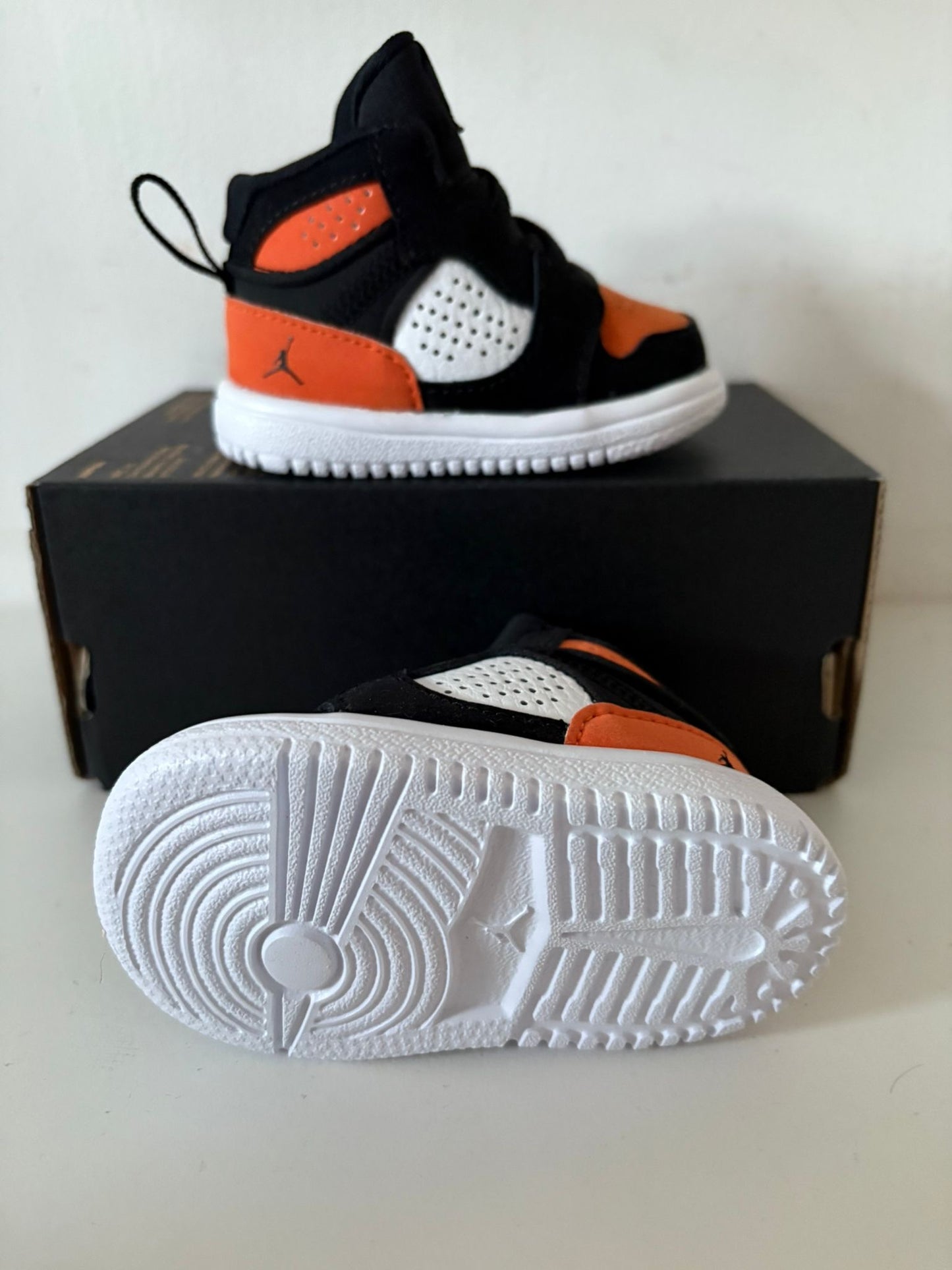 Nike Jordan Access in schwarz/weiss/orange, Gr. 17