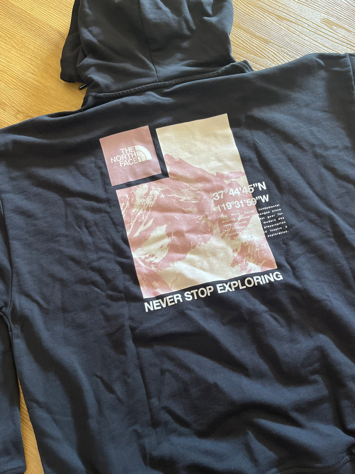 The North Face Damen Hoodie in schwarz mit Backprint in rosa, Größe wählbar