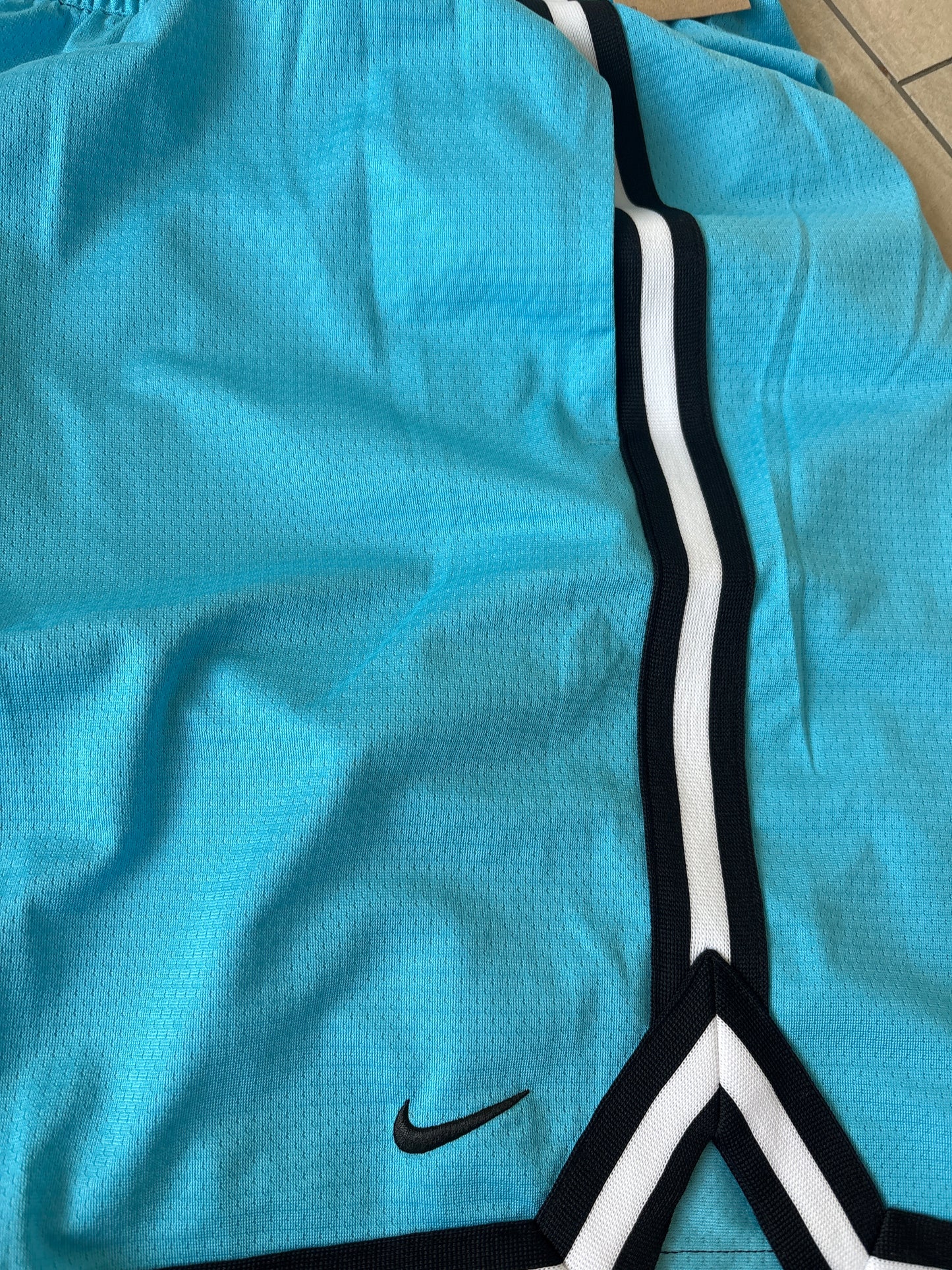 Nike kurze Basketball Hose,weiss/schwarz/hellblau, Größe wählbar