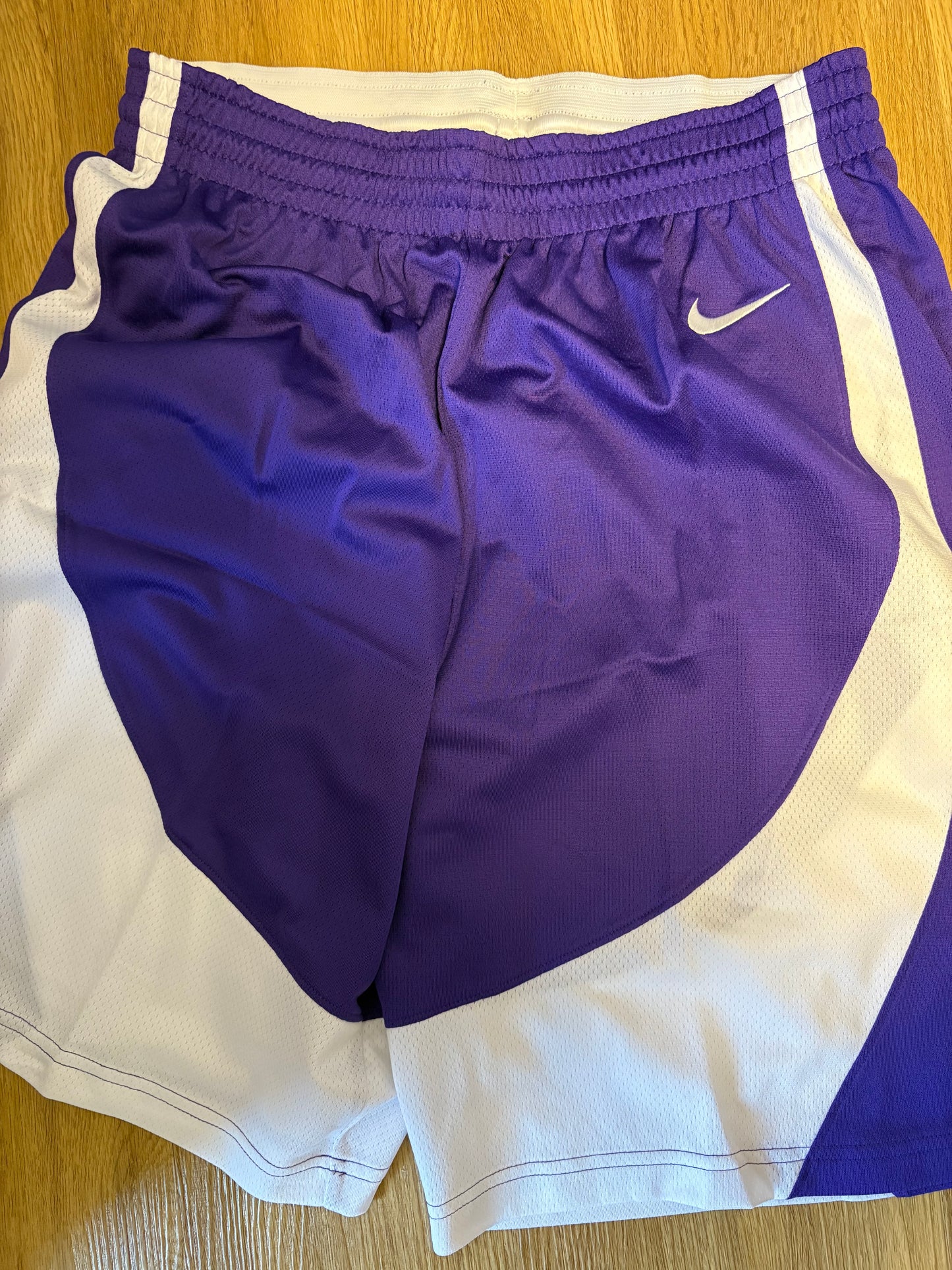 Nike Trainingshose kurz, lila/weiss, Größe wählbar