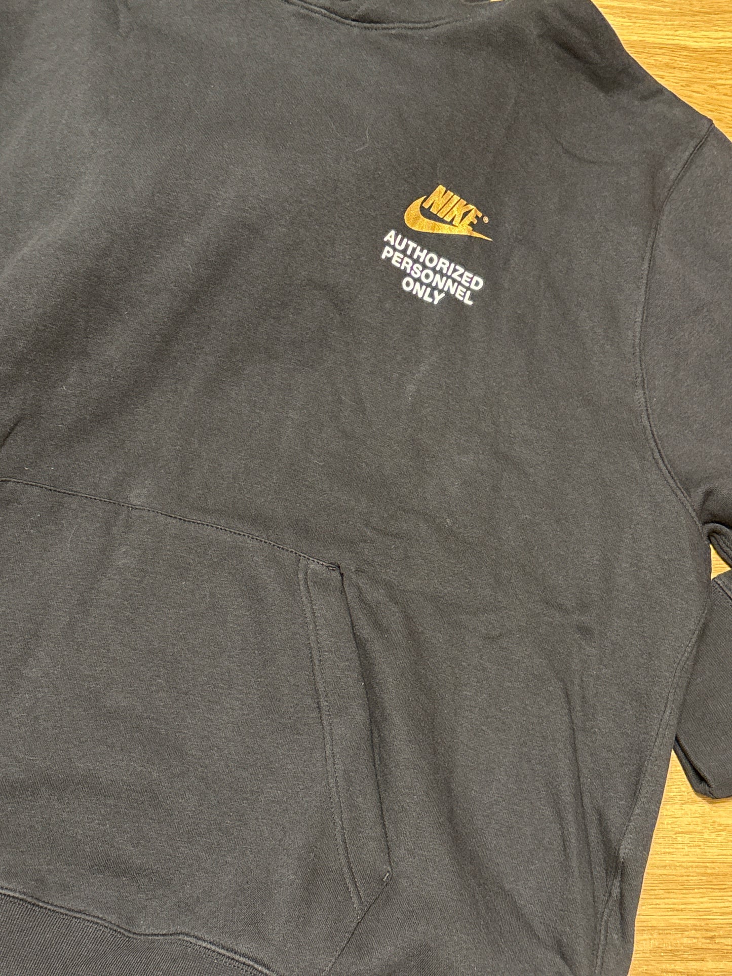 Nike Hoodie in schwarz/gold „Authorized Personnel Only“, Größe XXL