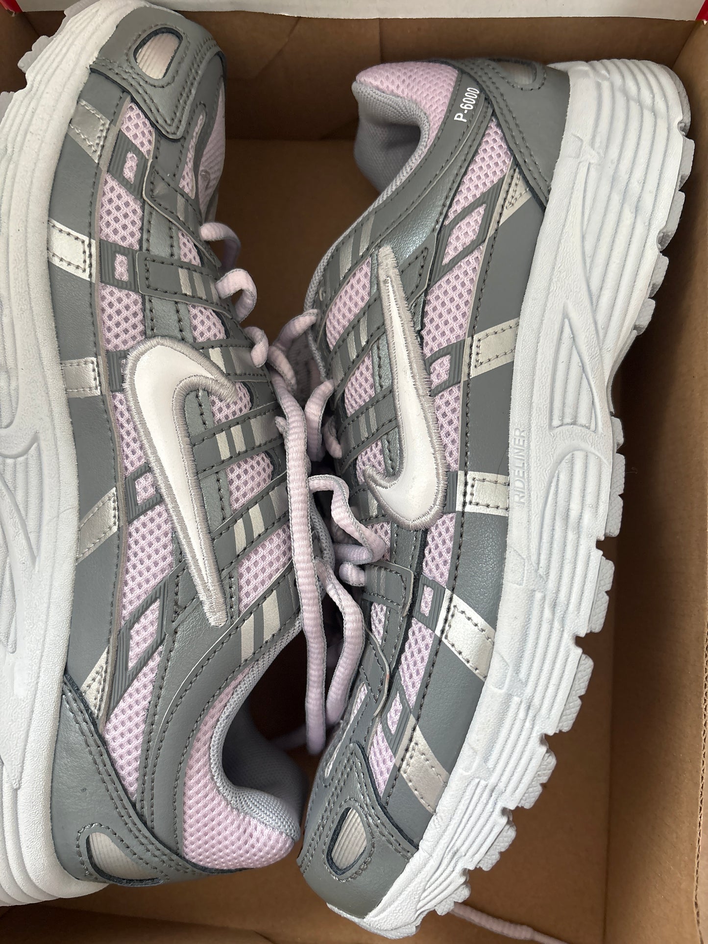 Nike P-6000 in rosa/grau/silber, Größe 39