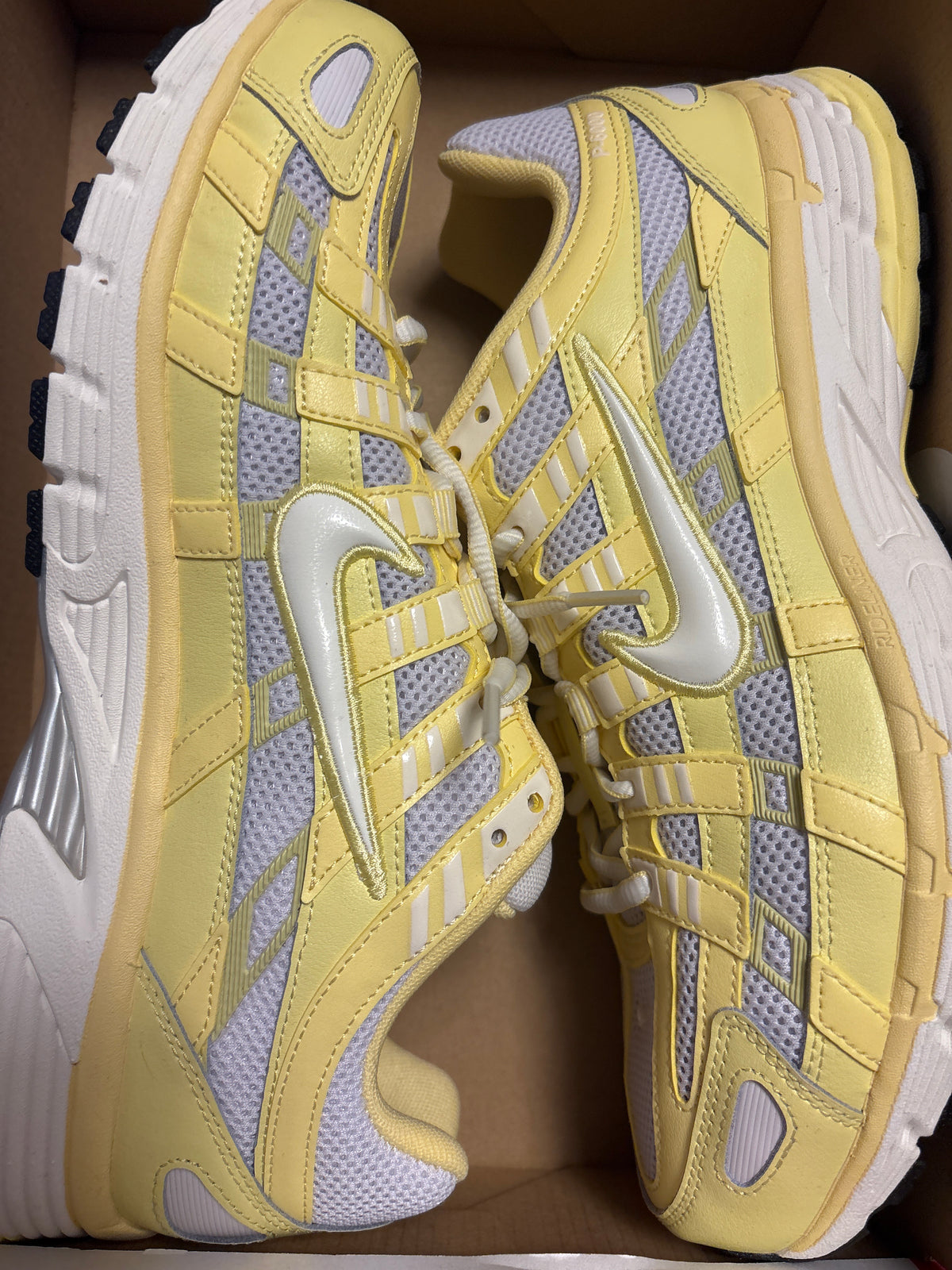 Nike P-6000 in gelb/weiß, Größe 42,5