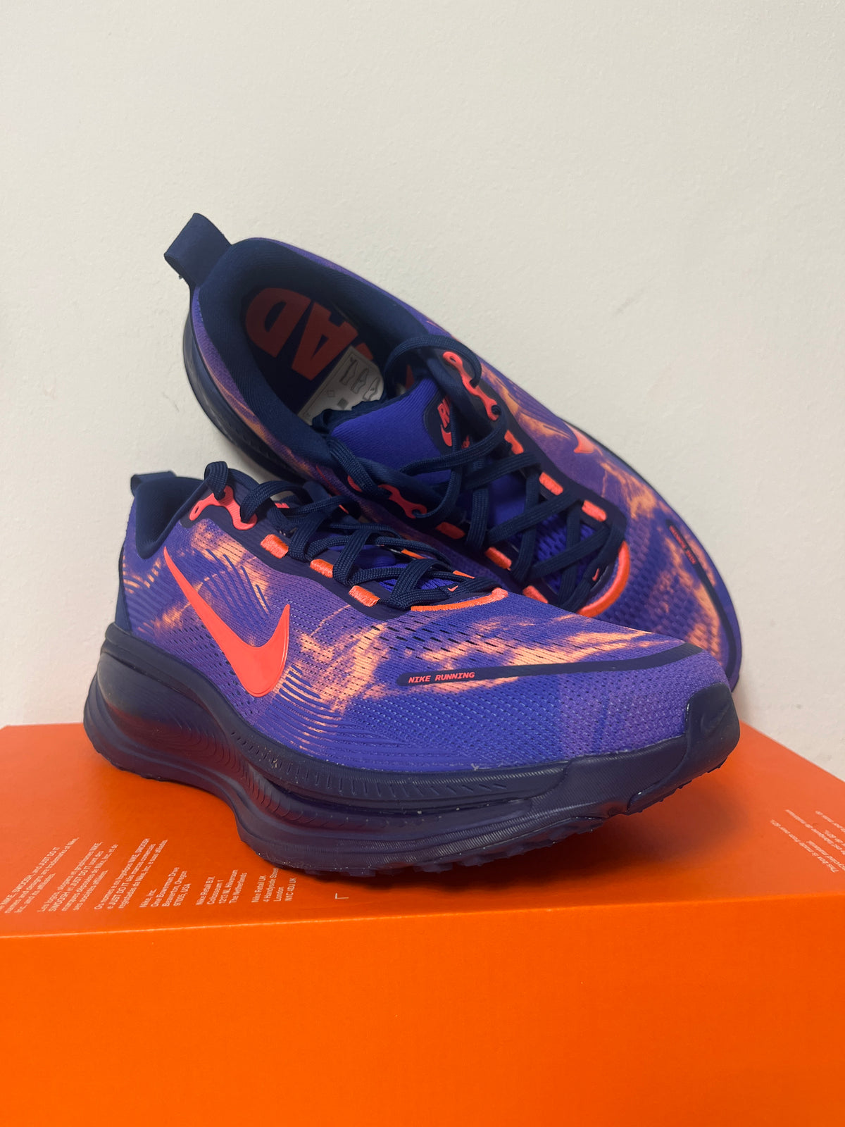 Nike Vomero 18 in lila/orange, Größe 46