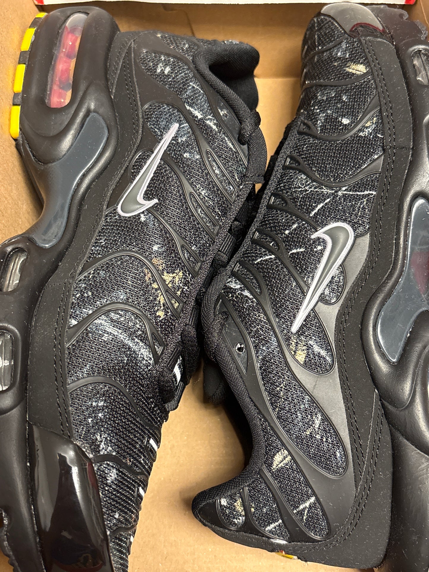 Nike Air Max Plus in schwarz mit Muster, Größe 38