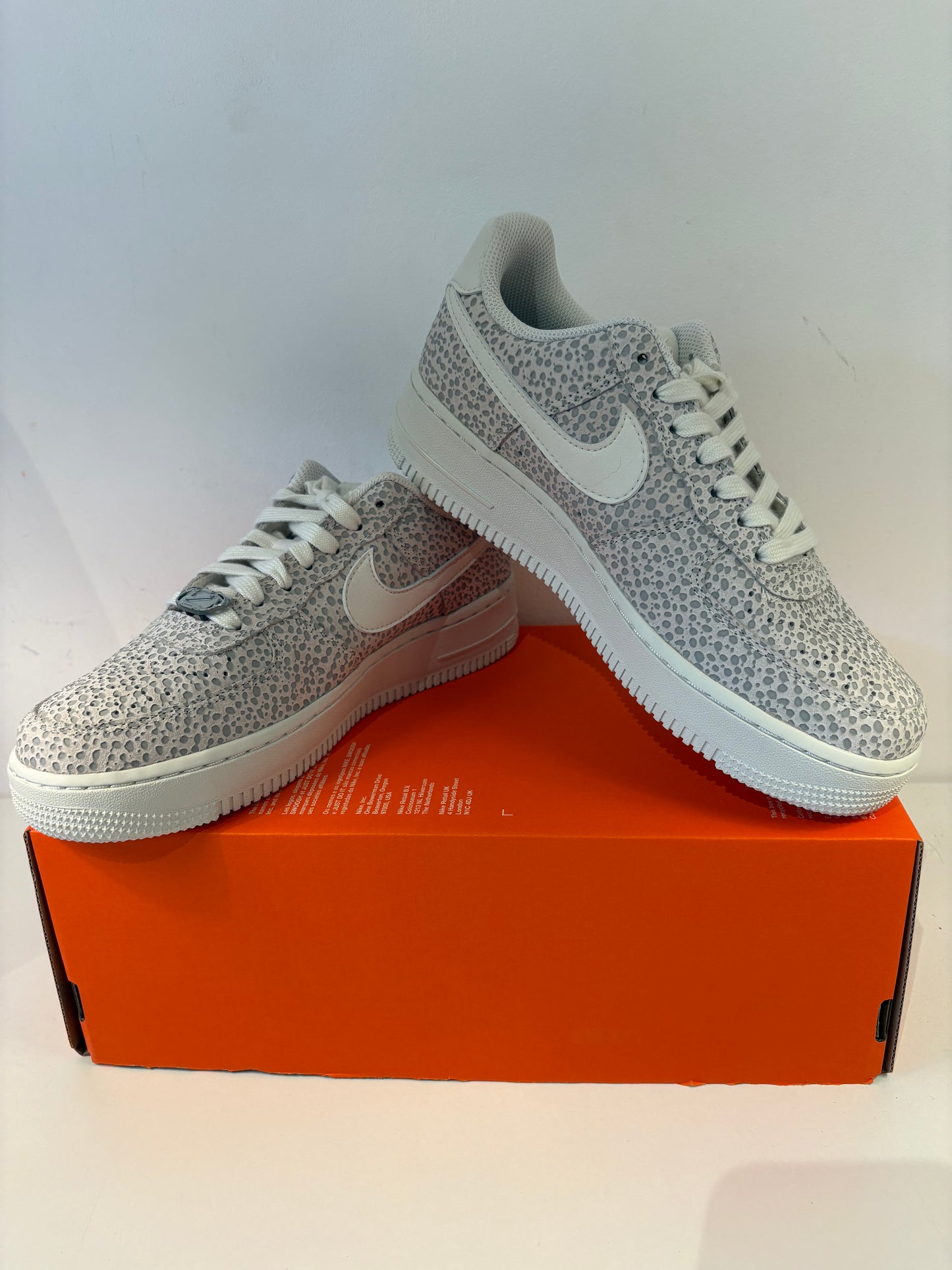 Nike Air Force 1 weiss/grau mit Schlangenmuster in Größe wählbar