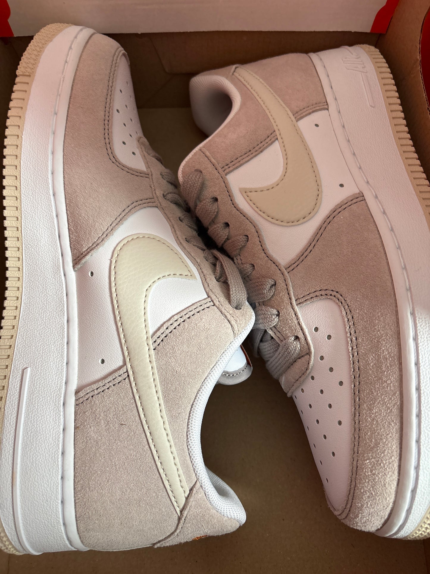 Nike Air Force 1 in beige/weiss, Größe 40,5
