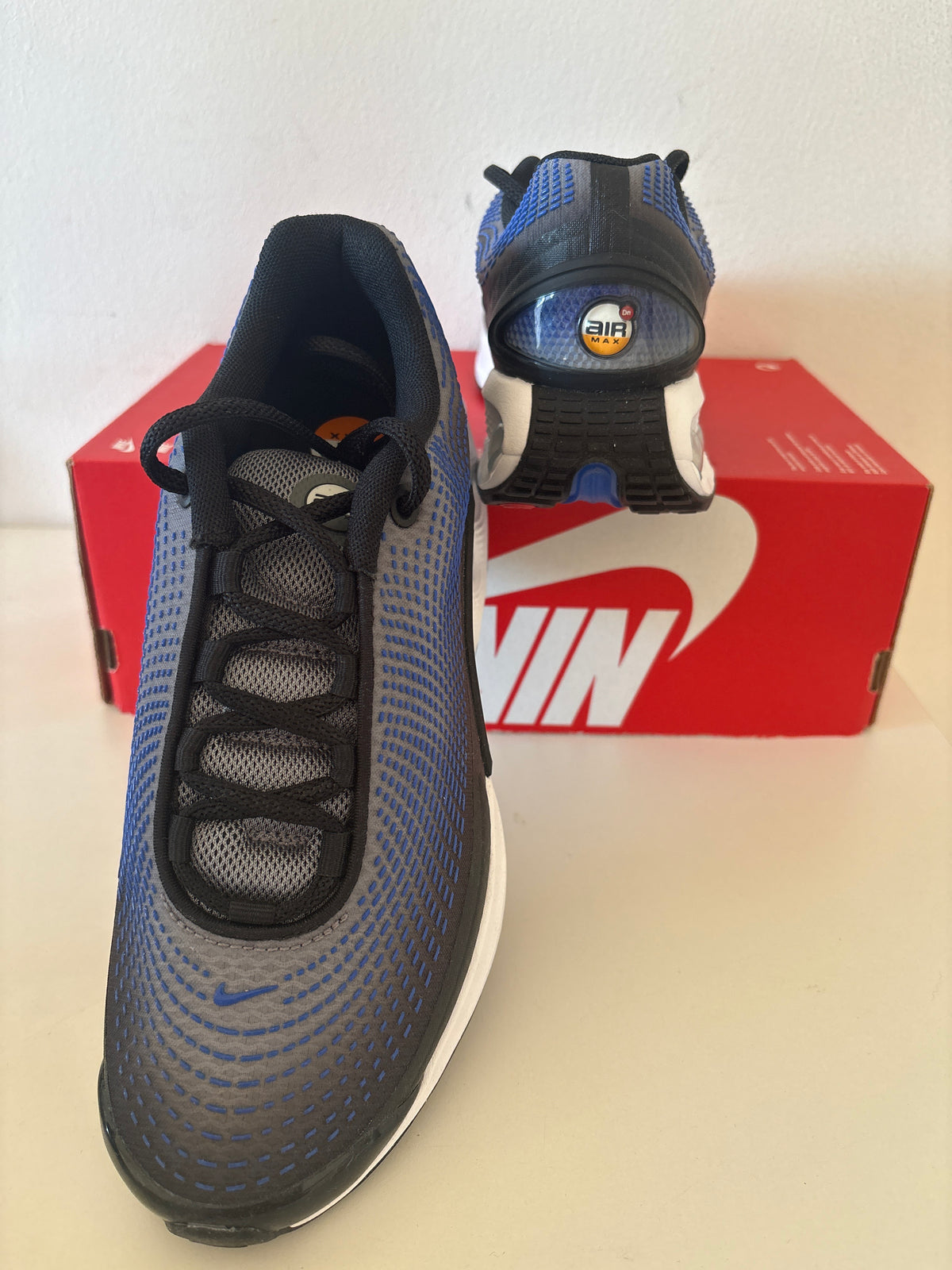 Nike Air Max DN in schwarz/blau/weiss, Gr. 39